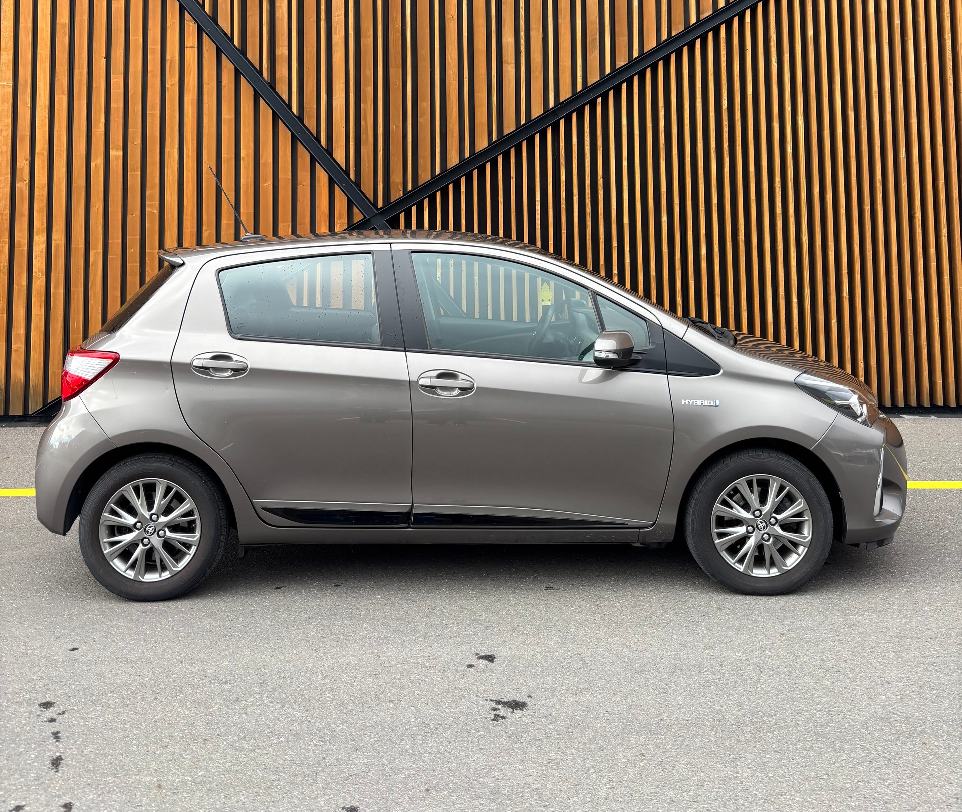 TOYOTA Yaris 1.5 VVT-i Hybrid Trend e-CVT-image-3