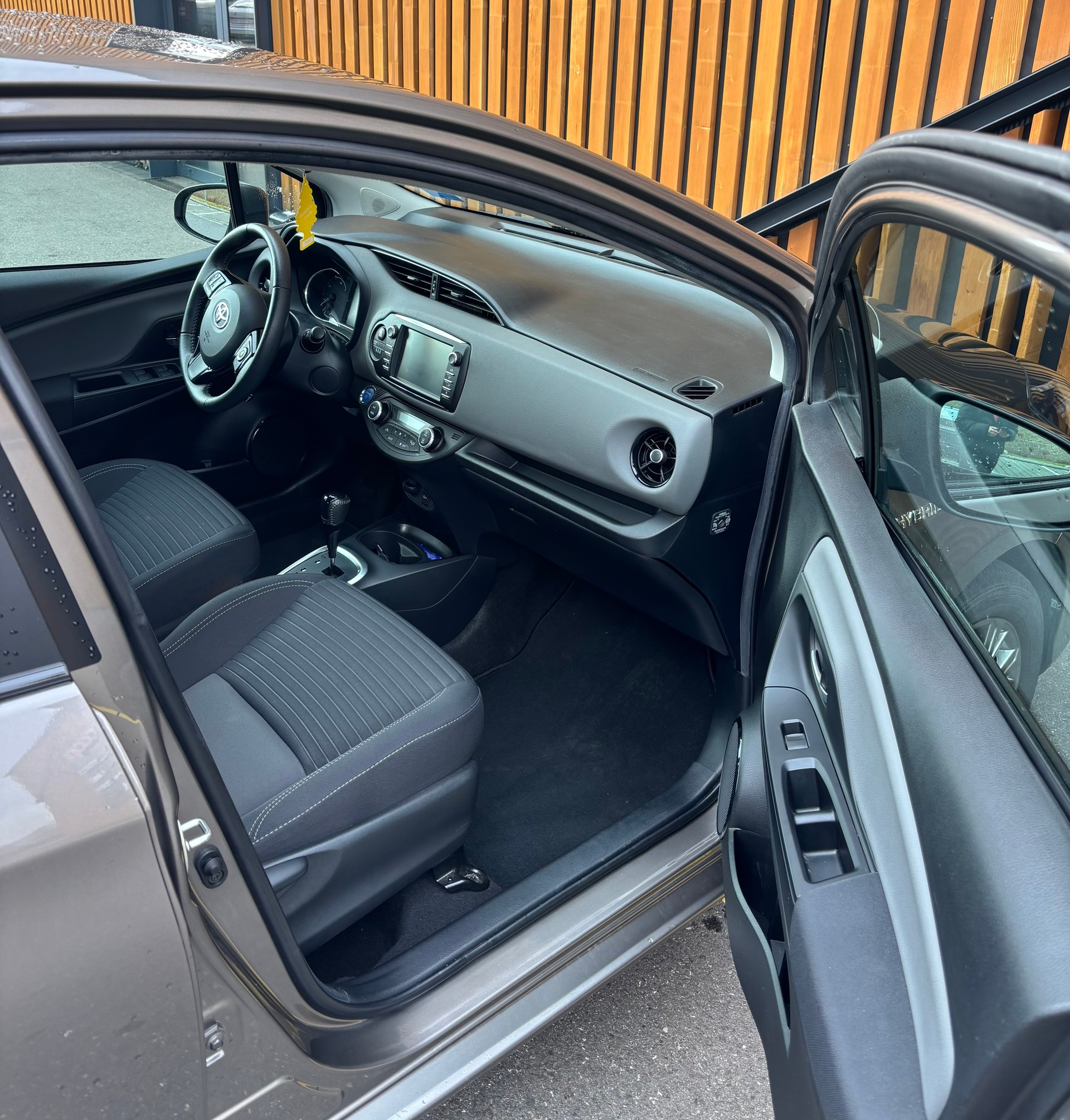 TOYOTA Yaris 1.5 VVT-i Hybrid Trend e-CVT-image-9