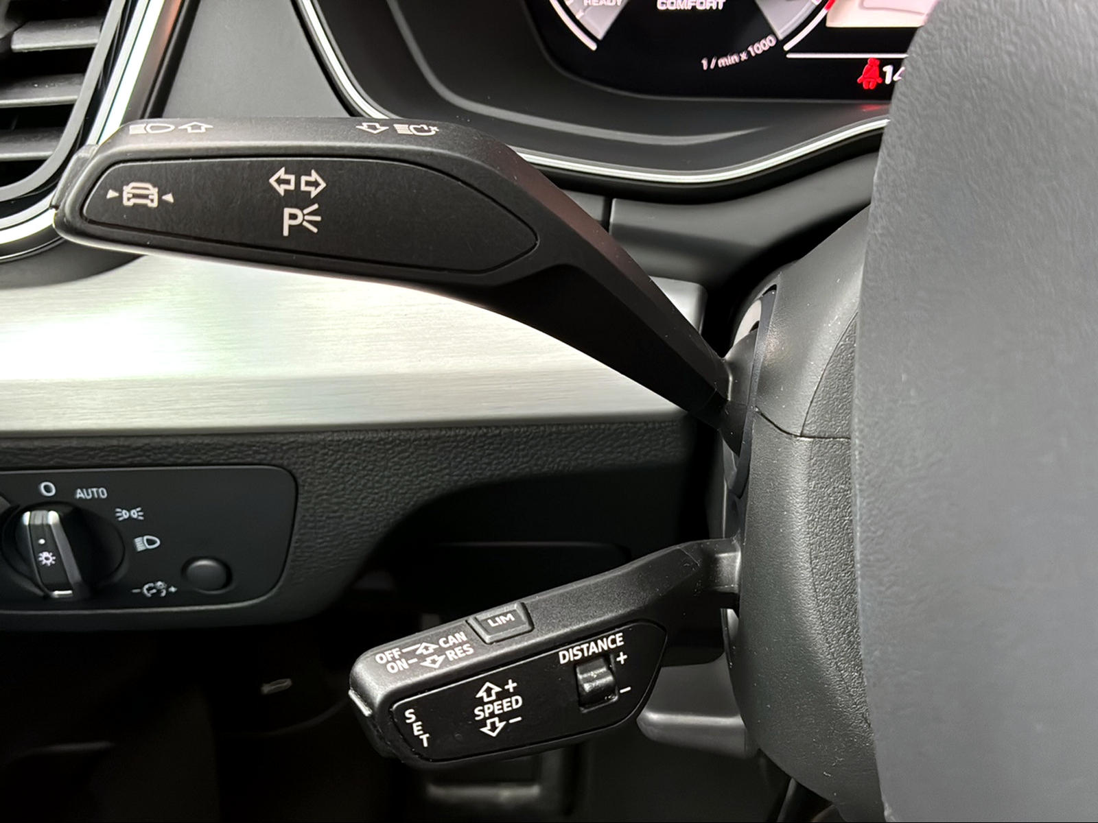 AUDI Q5 40 TDI Black Edition quattro S-tronic Daytonagrau Perleffekt-image-16