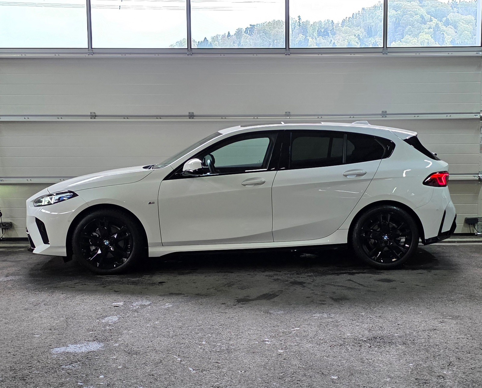 BMW 120d M Sport Steptronic *Harman/Kardon*ACC*360°Kamera*CarPlay/AndroidAuto*HeadUpDisplay*Panoramadach*-showroom-element-1