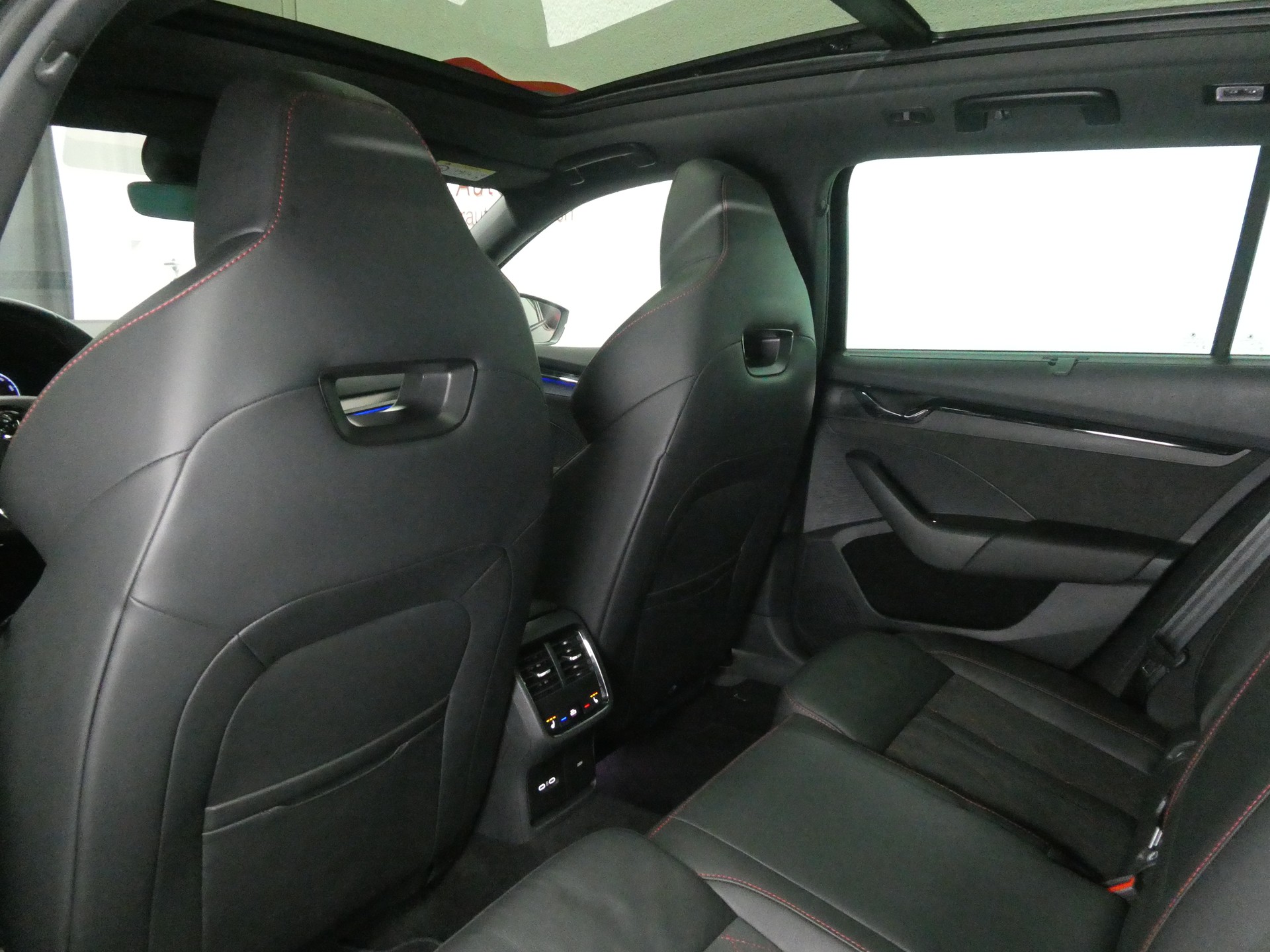 SKODA Octavia Combi 2.0 TSI DSG RS- Panorama - Leder/Alcantara - Sportsitze - Canton - AHK - Kamera - 245 PS-image-10