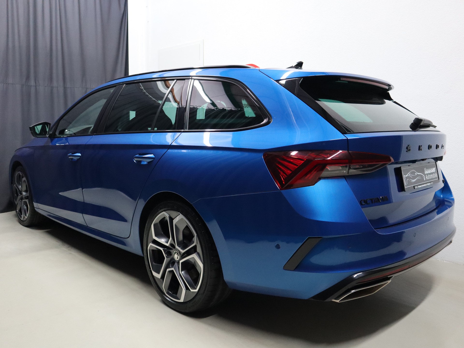 SKODA Octavia Combi 2.0 TSI DSG RS- Panorama - Leder/Alcantara - Sportsitze - Canton - AHK - Kamera - 245 PS-showroom-element-3