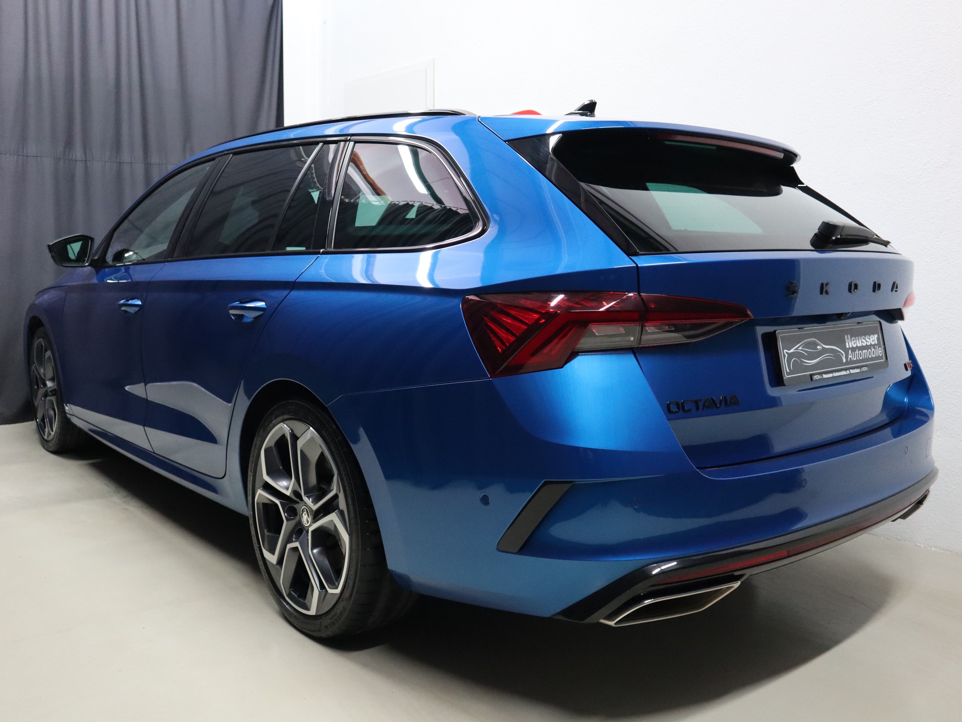 SKODA Octavia Combi 2.0 TSI DSG RS- Panorama - Leder/Alcantara - Sportsitze - Canton - AHK - Kamera - 245 PS-image-4