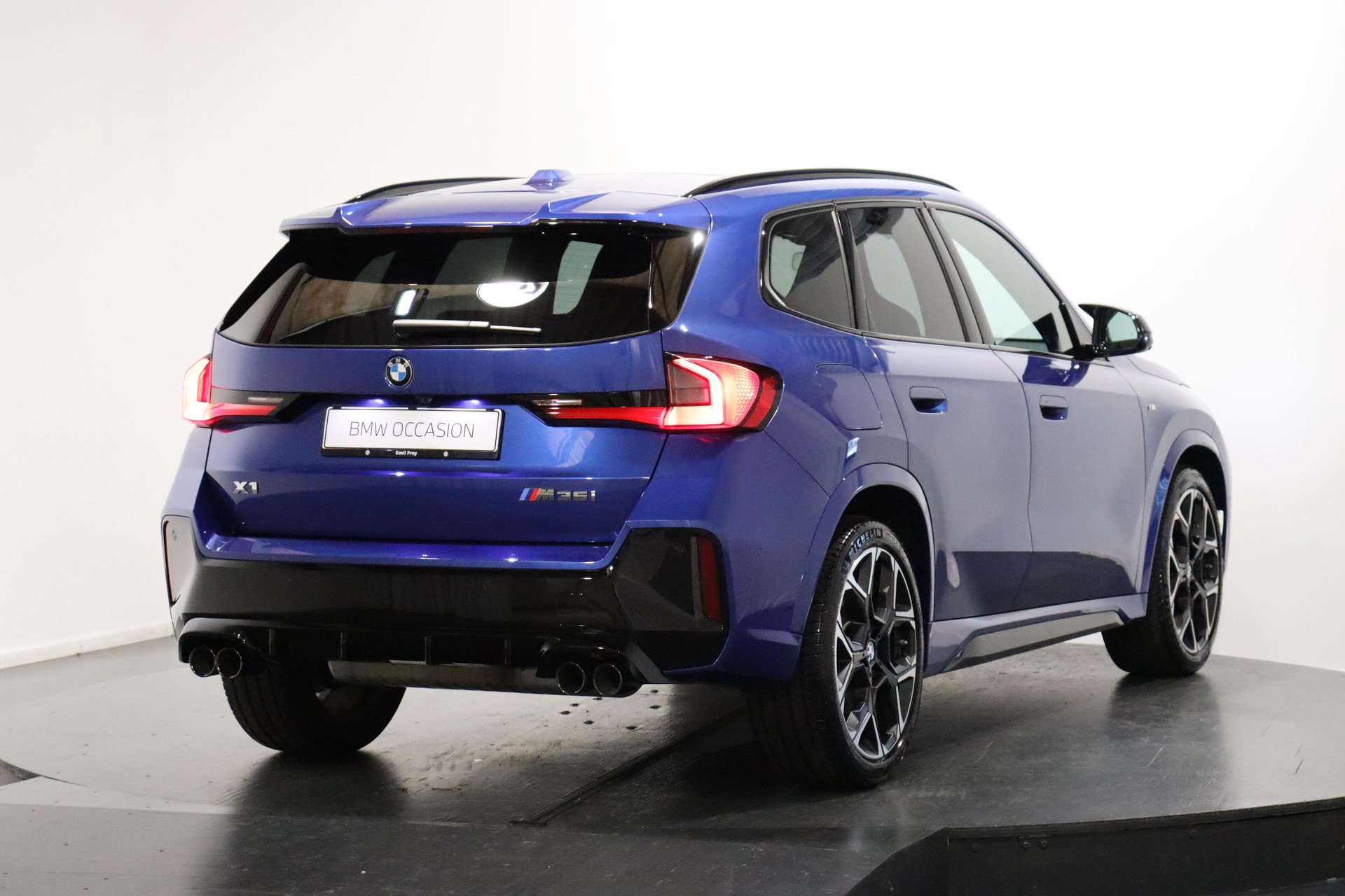 BMW X1 M35i-showroom-element-3