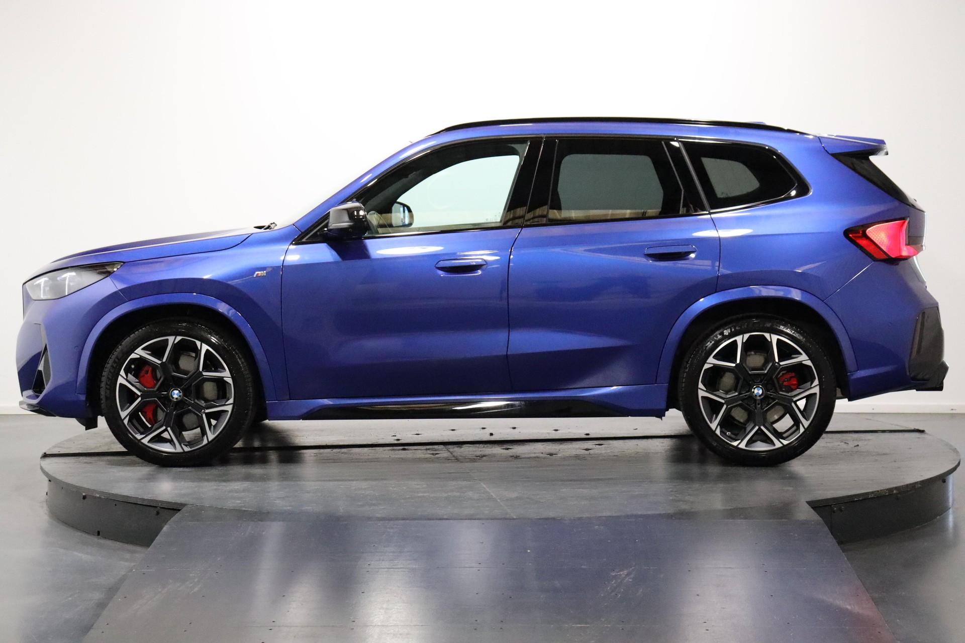 BMW X1 M35i-showroom-element-1