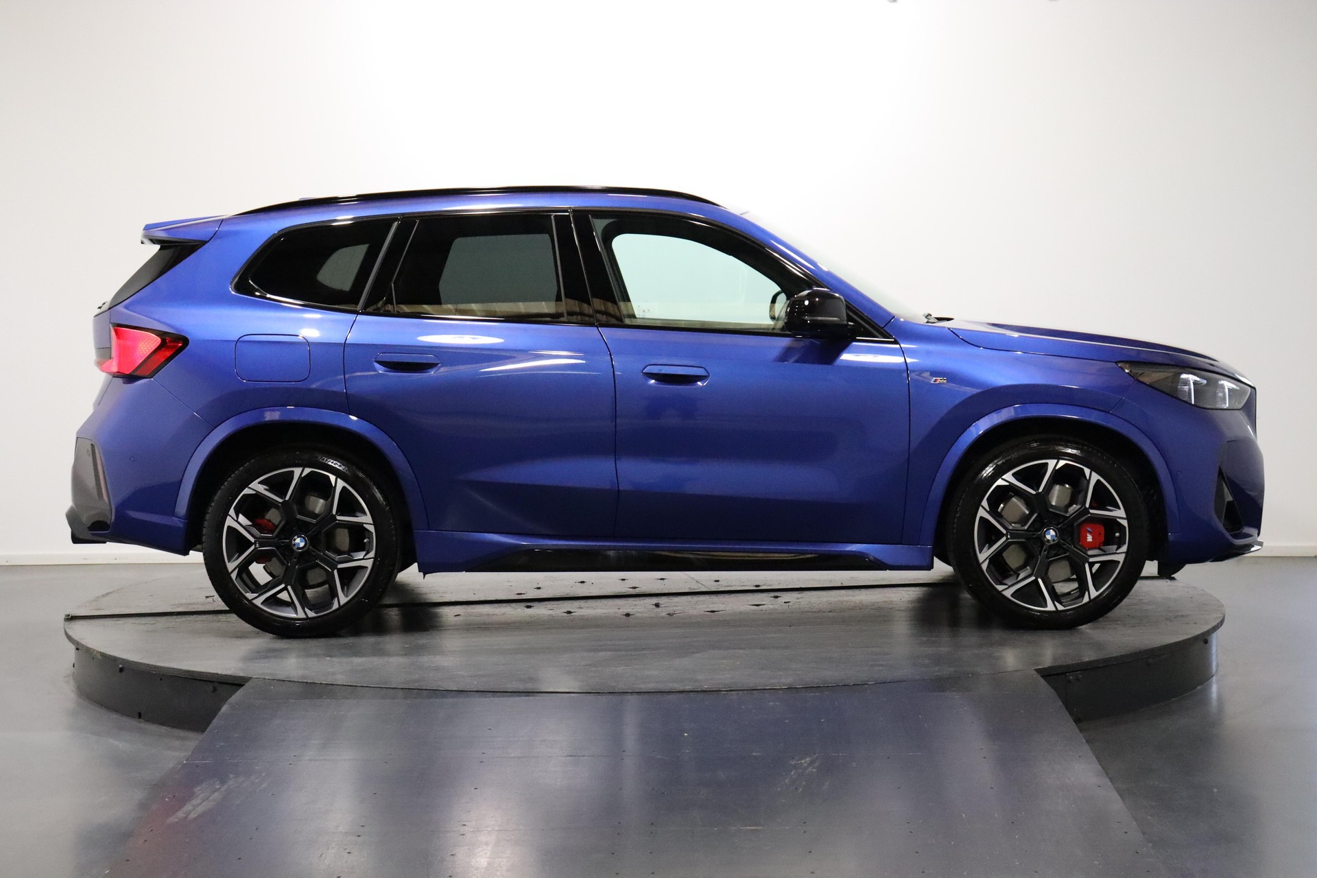 BMW X1 M35i-showroom-element-2