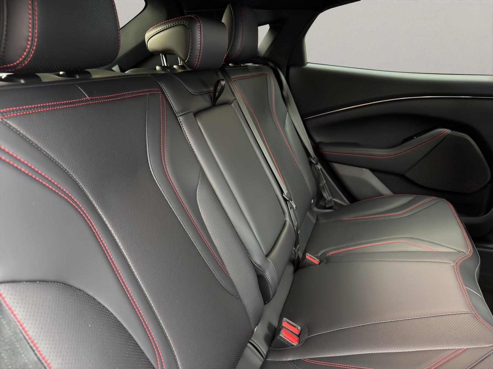 FORD Mustang Mach-E Premium AWD-image-14