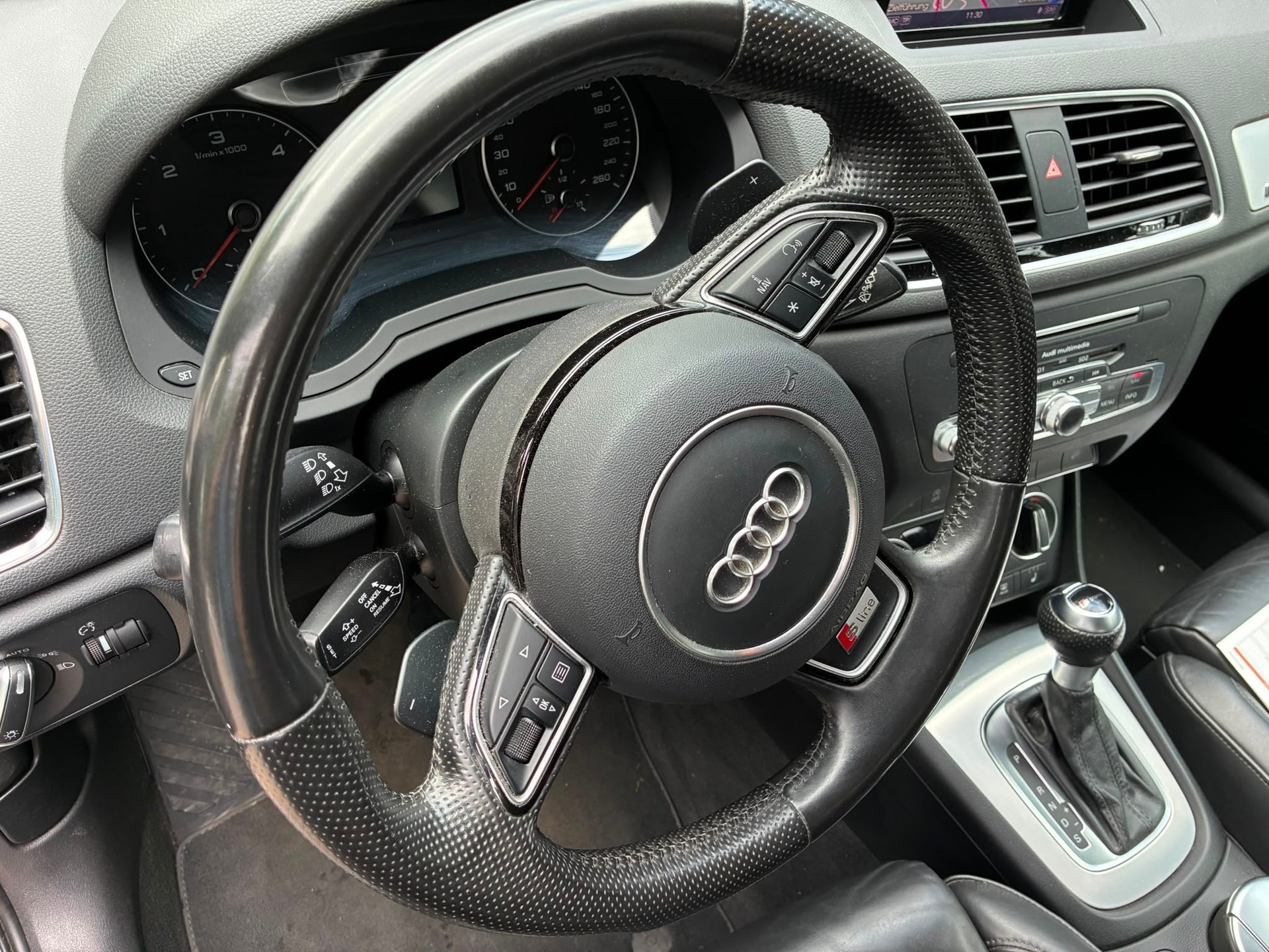 AUDI Q3 2.0 TDI sport quattro S-tronic-image-13