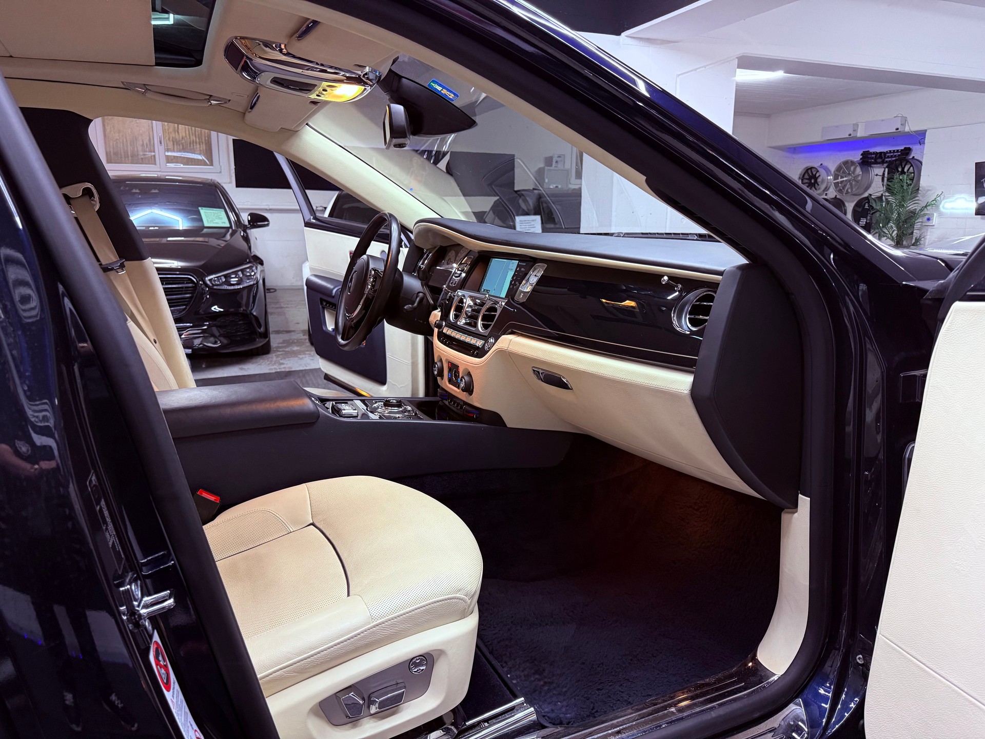 ROLLS-ROYCE Ghost 6.6 V12 EWB-image-21