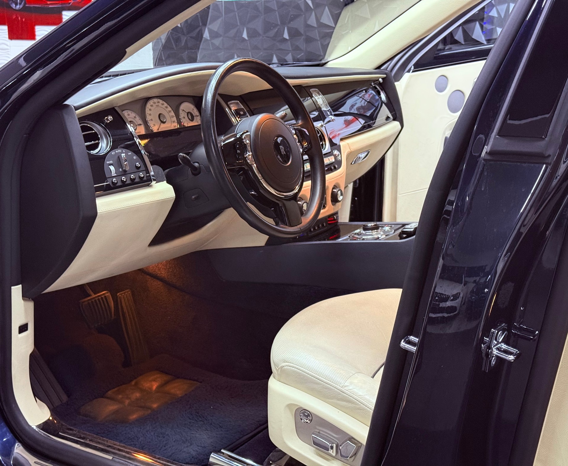ROLLS-ROYCE Ghost 6.6 V12 EWB-image-13