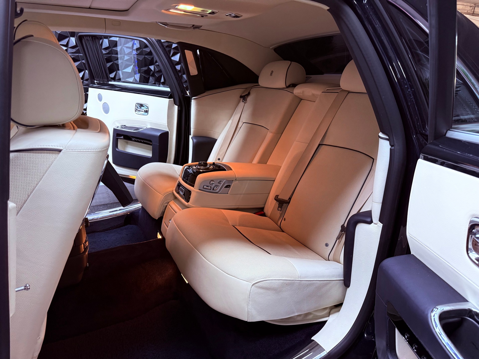 ROLLS-ROYCE Ghost 6.6 V12 EWB-image-18