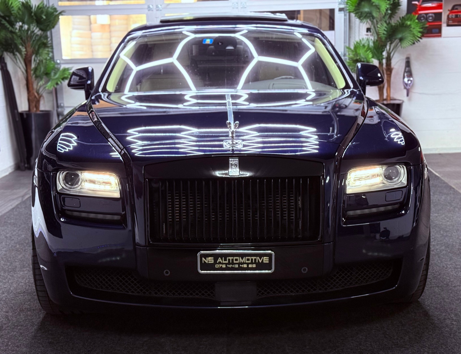 ROLLS-ROYCE Ghost 6.6 V12 EWB-showroom-element-1
