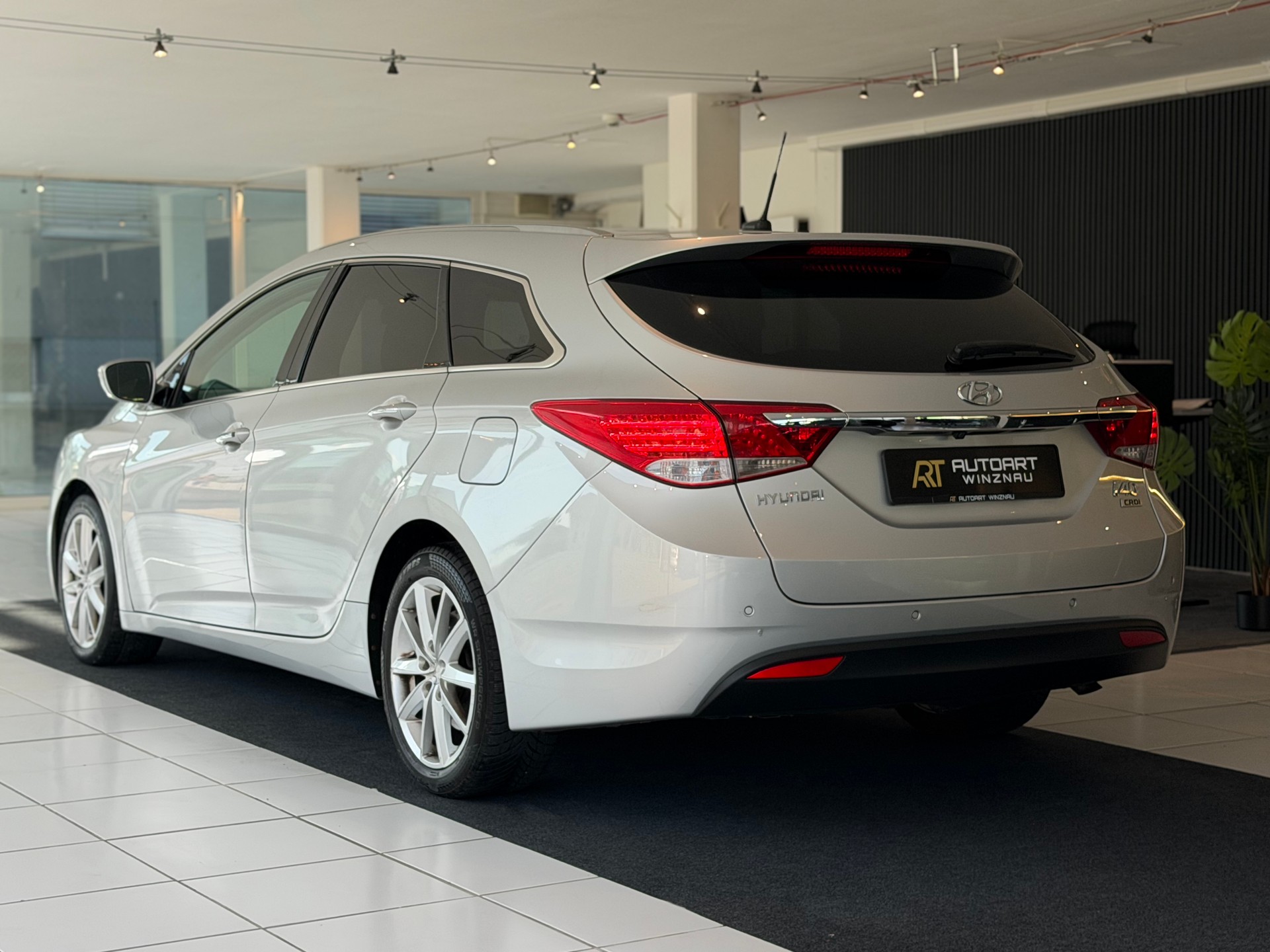 HYUNDAI i40 Wagon 1.7 CRDI Premium Automatic **Frisch ab MFK & Service**-image-8