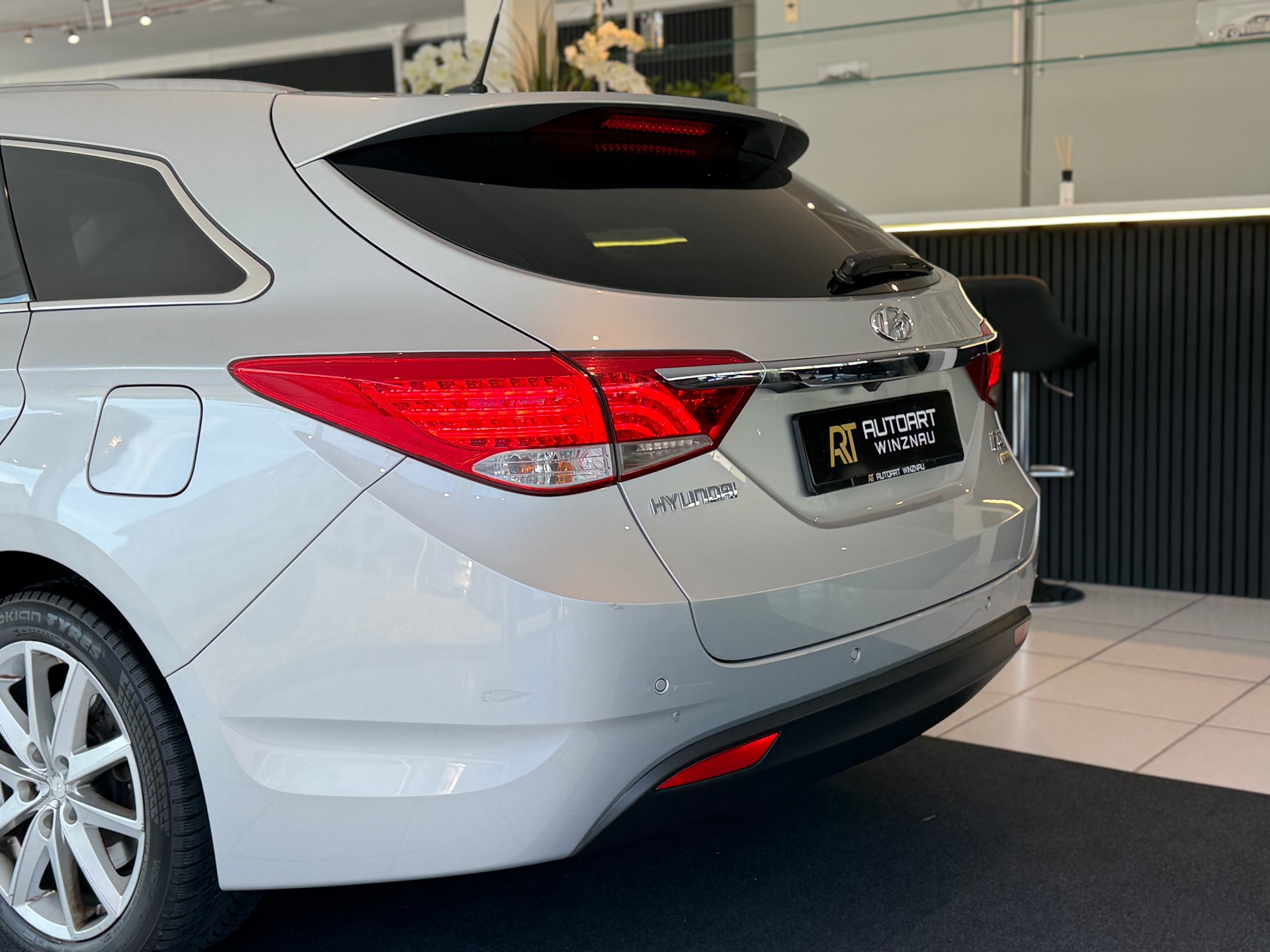 HYUNDAI i40 Wagon 1.7 CRDI Premium Automatic **Frisch ab MFK & Service**-image-9