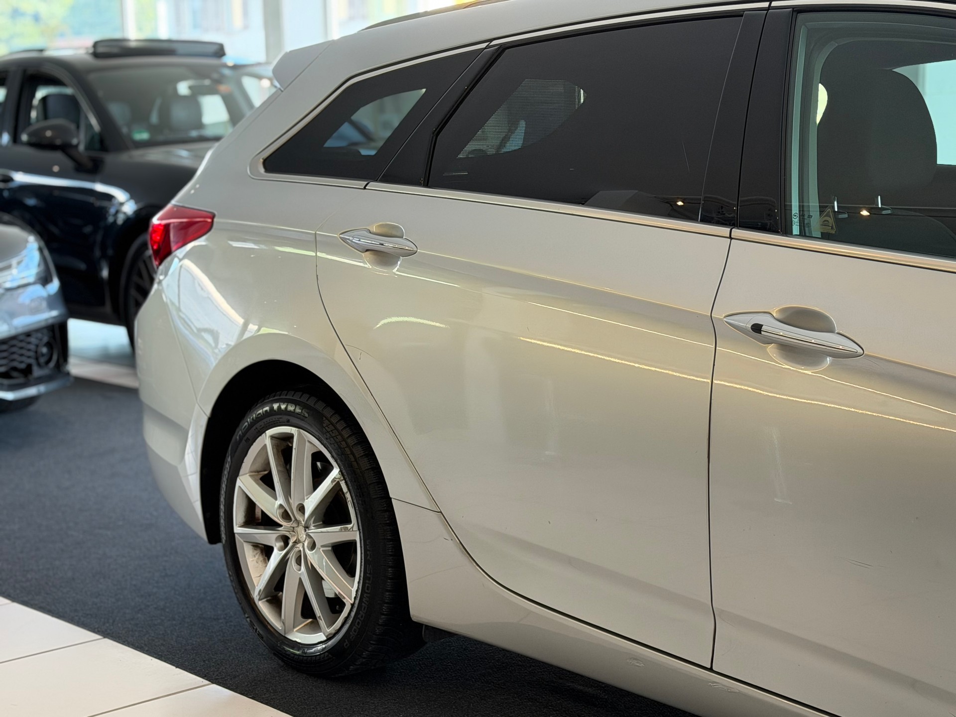 HYUNDAI i40 Wagon 1.7 CRDI Premium Automatic **Frisch ab MFK & Service**-image-5