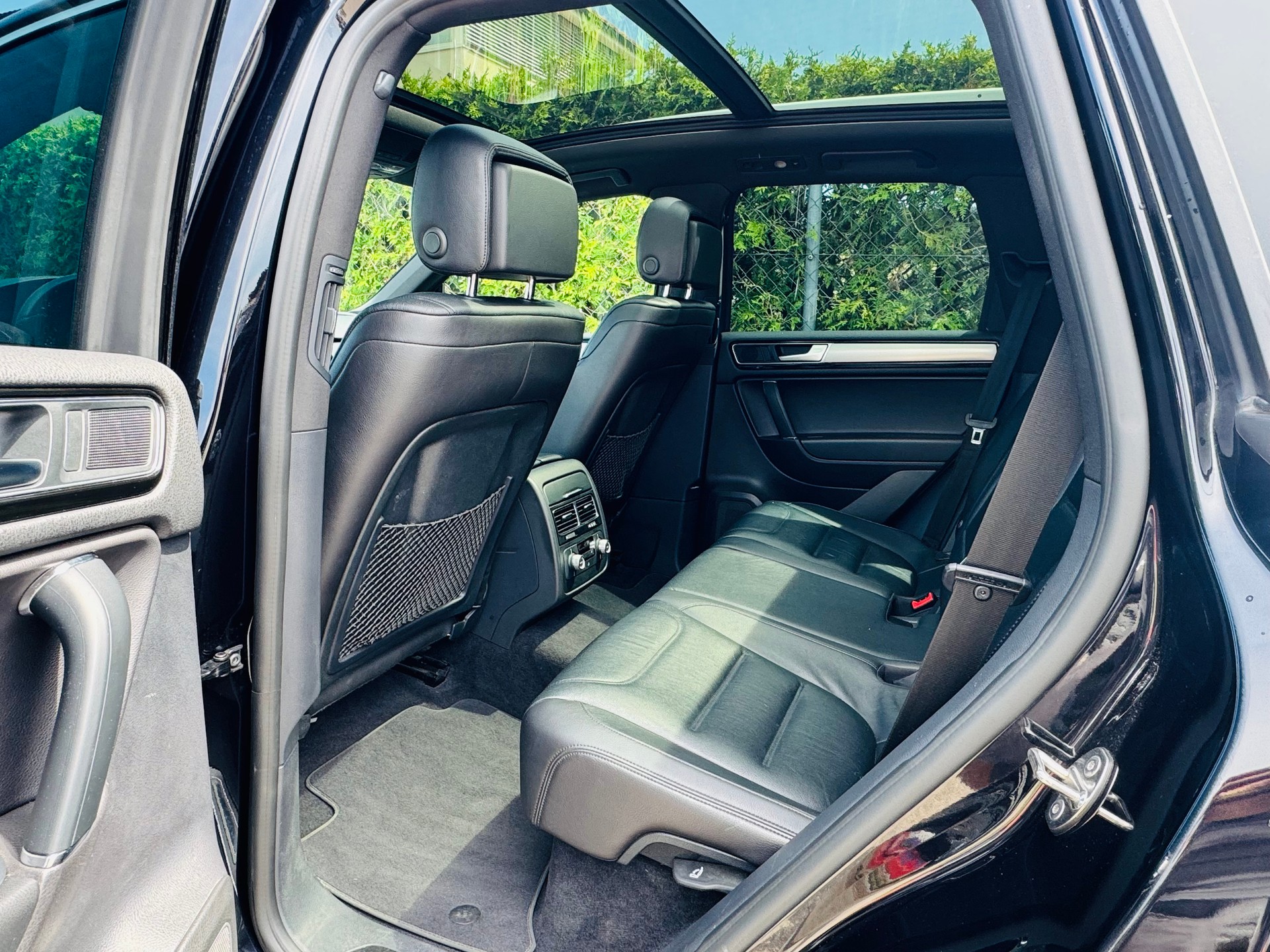 VW Touareg 3.0 TDI BMT Executive Edition Tiptronic *R-Line*-image-13