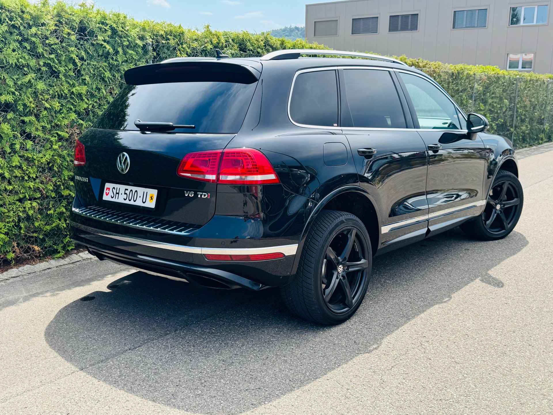 VW Touareg 3.0 TDI BMT Executive Edition Tiptronic *R-Line*-image-4