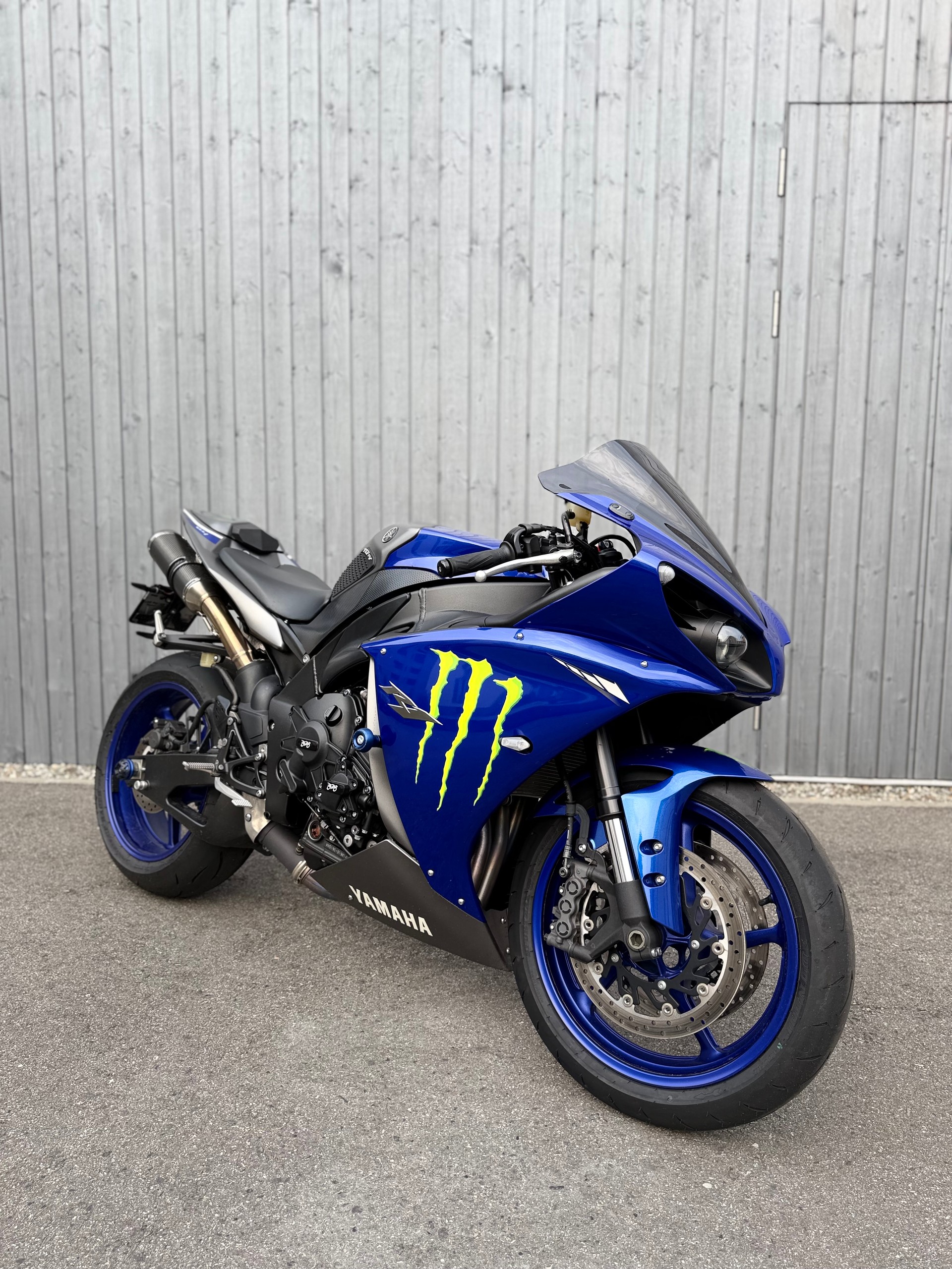 YAMAHA YZF-R1-image-1