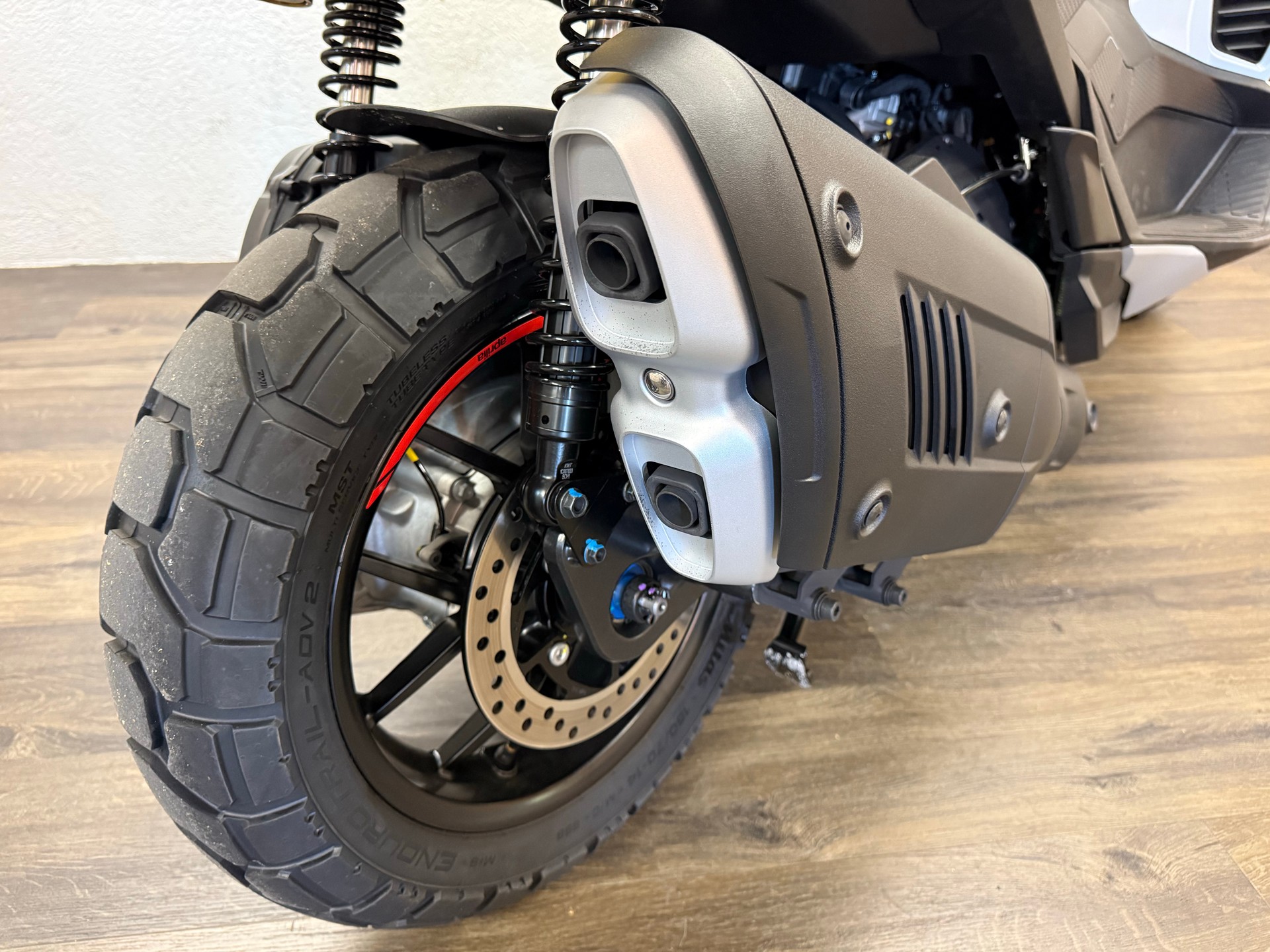 APRILIA SR GT 400-image-2