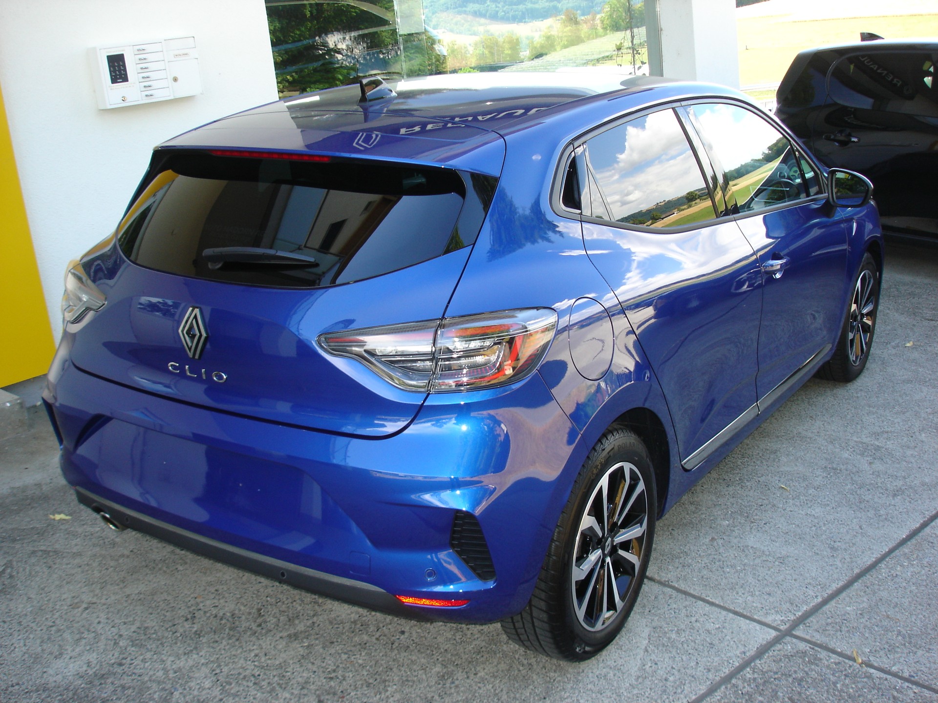 RENAULT Clio 1.0 Techno X-Tronic-showroom-element-3