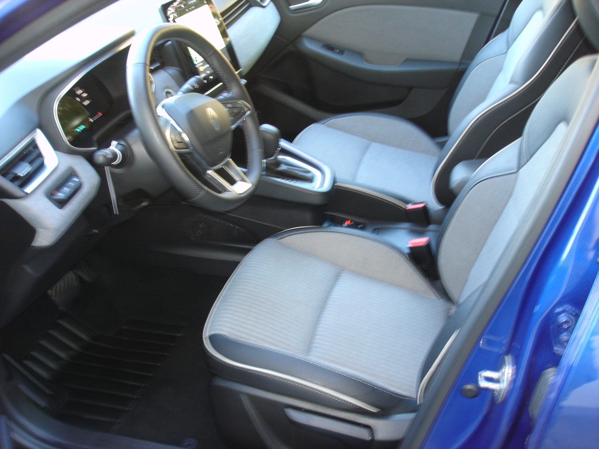 RENAULT Clio 1.0 Techno X-Tronic-image-11