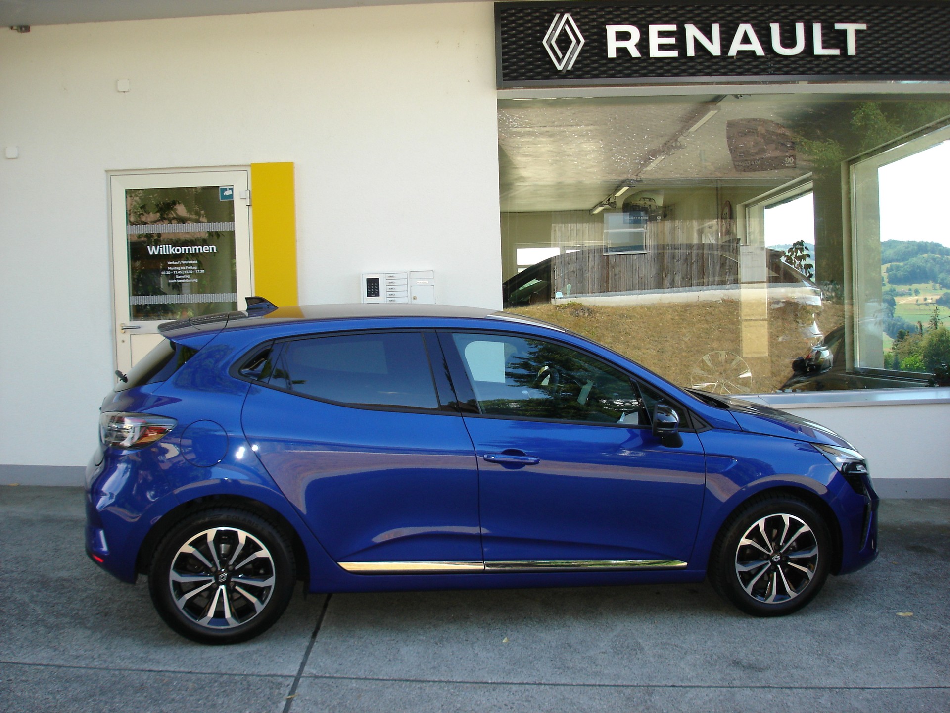 RENAULT Clio 1.0 Techno X-Tronic-showroom-element-2