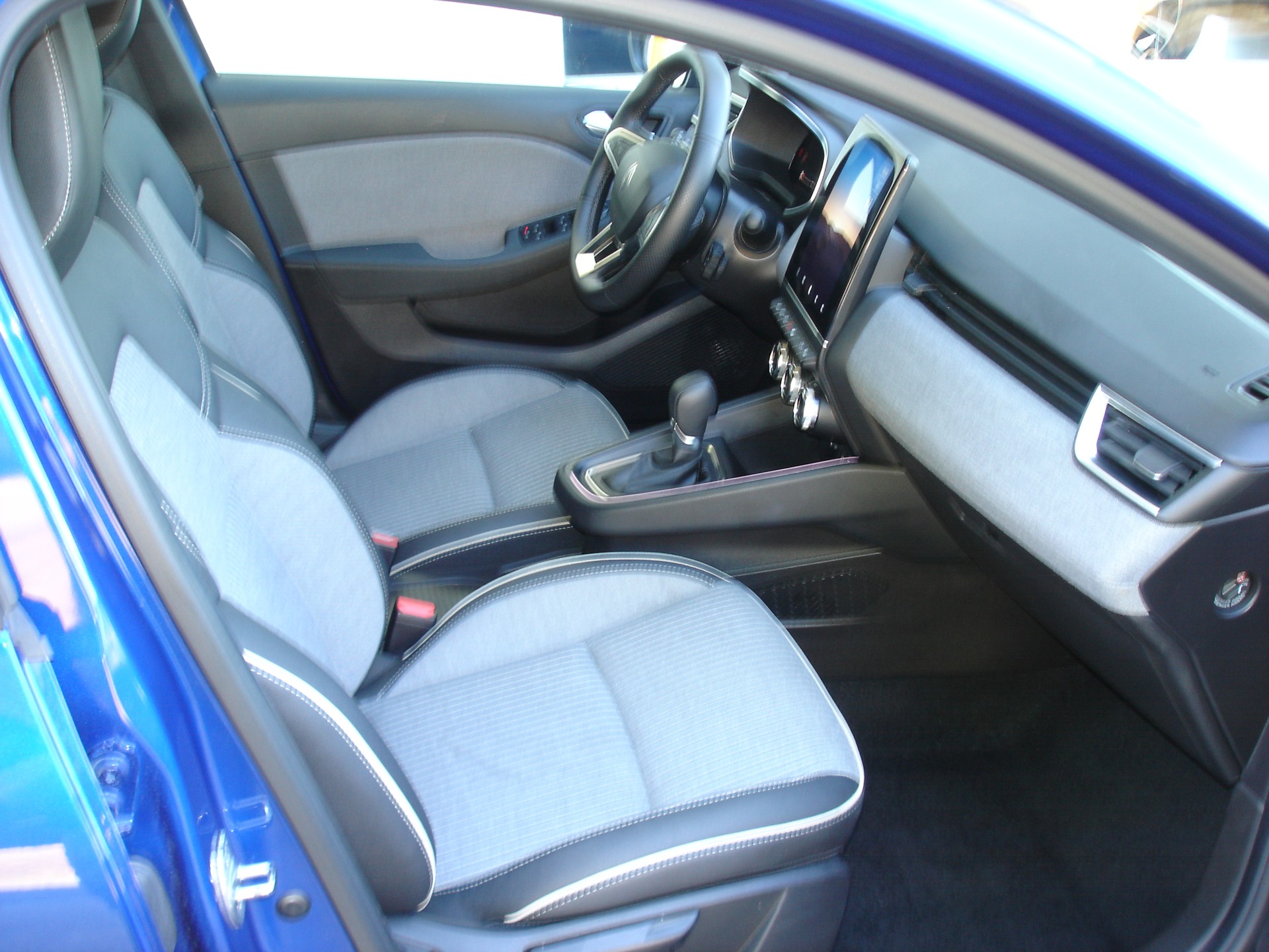 RENAULT Clio 1.0 Techno X-Tronic-image-9