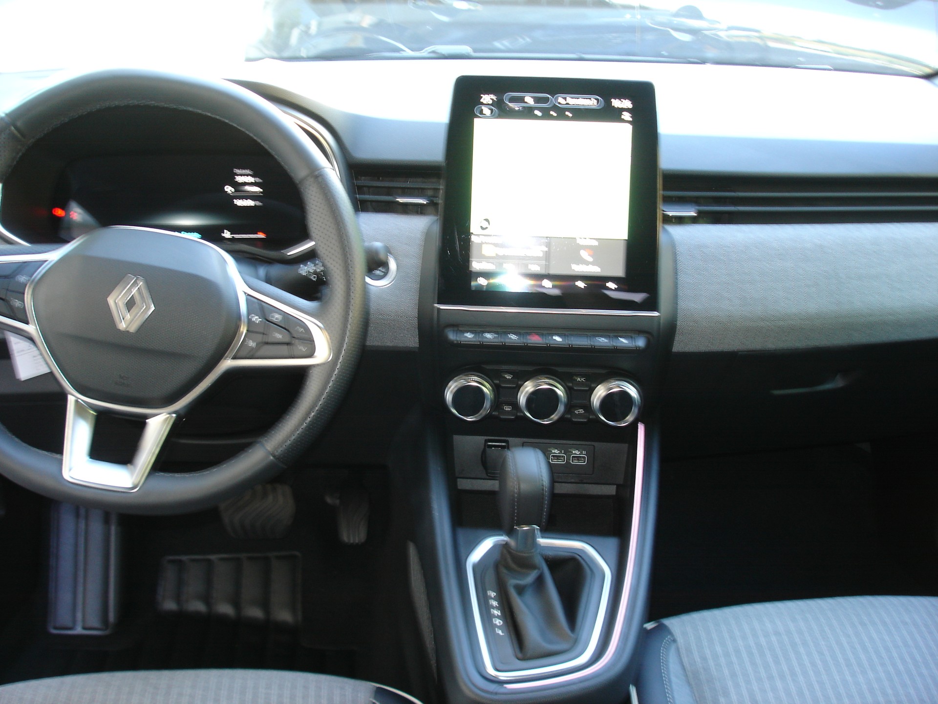 RENAULT Clio 1.0 Techno X-Tronic-image-10