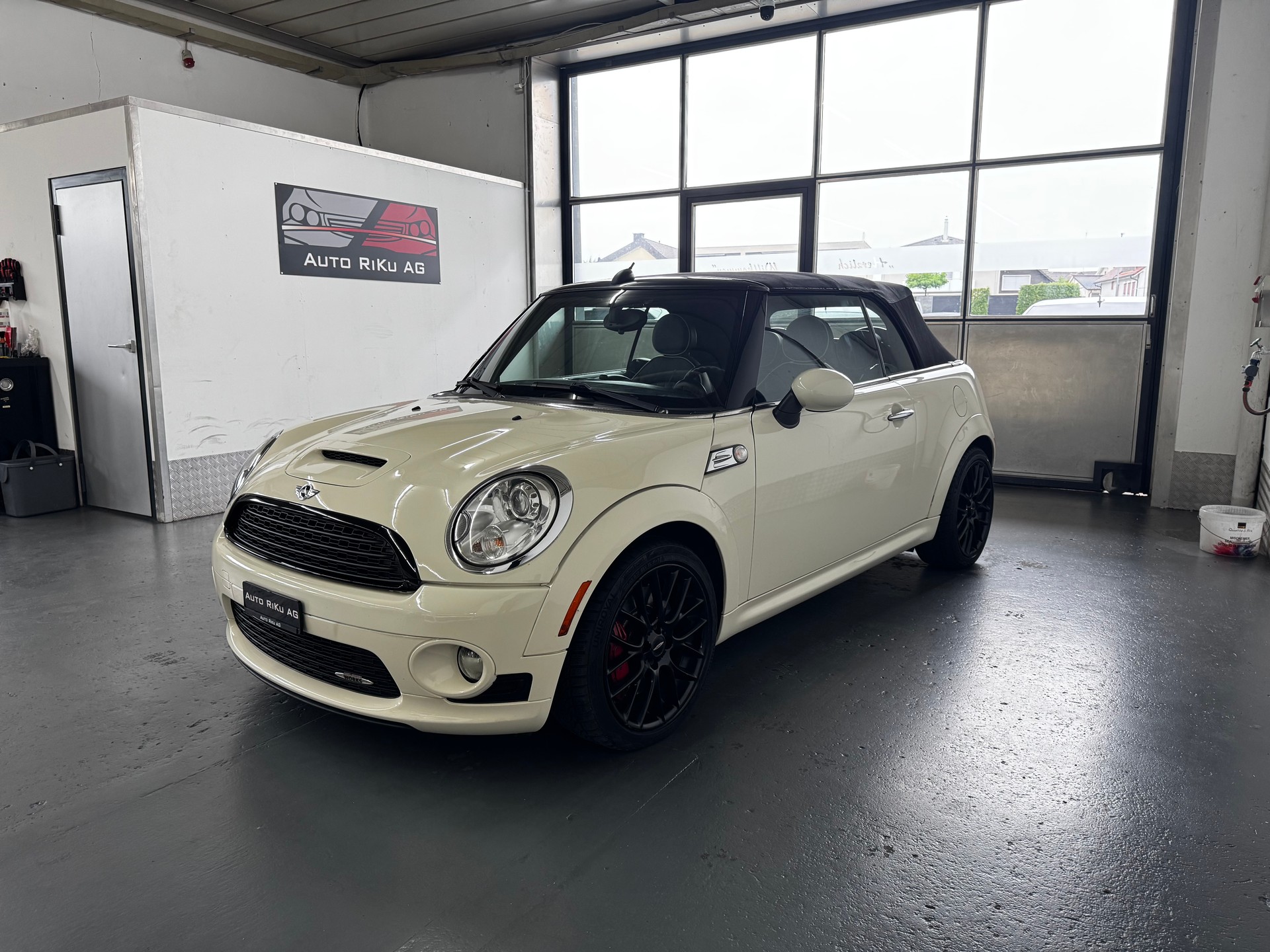 MINI Cooper John Cooper Works Cabriolet-image-10