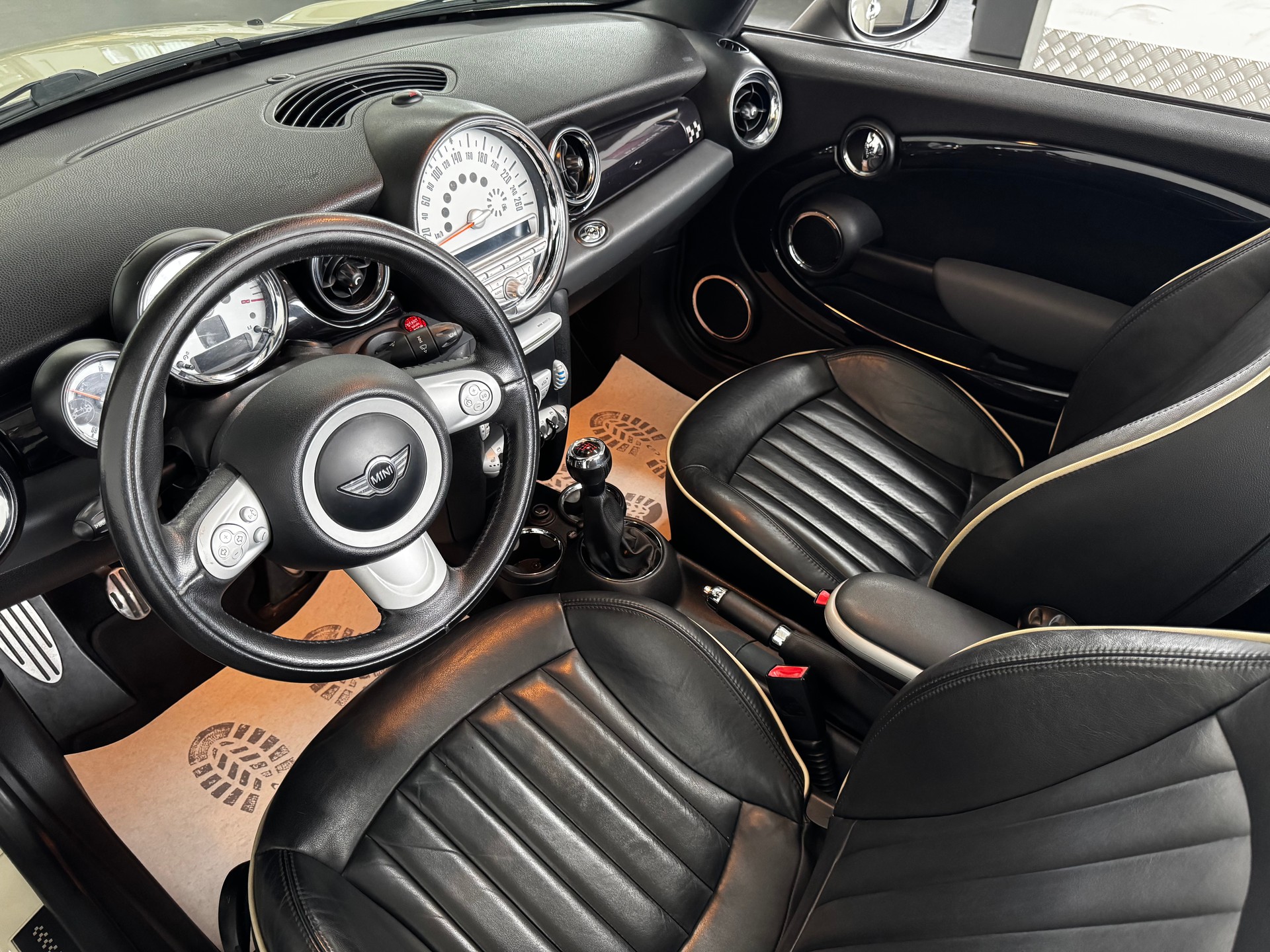 MINI Cooper John Cooper Works Cabriolet-image-23