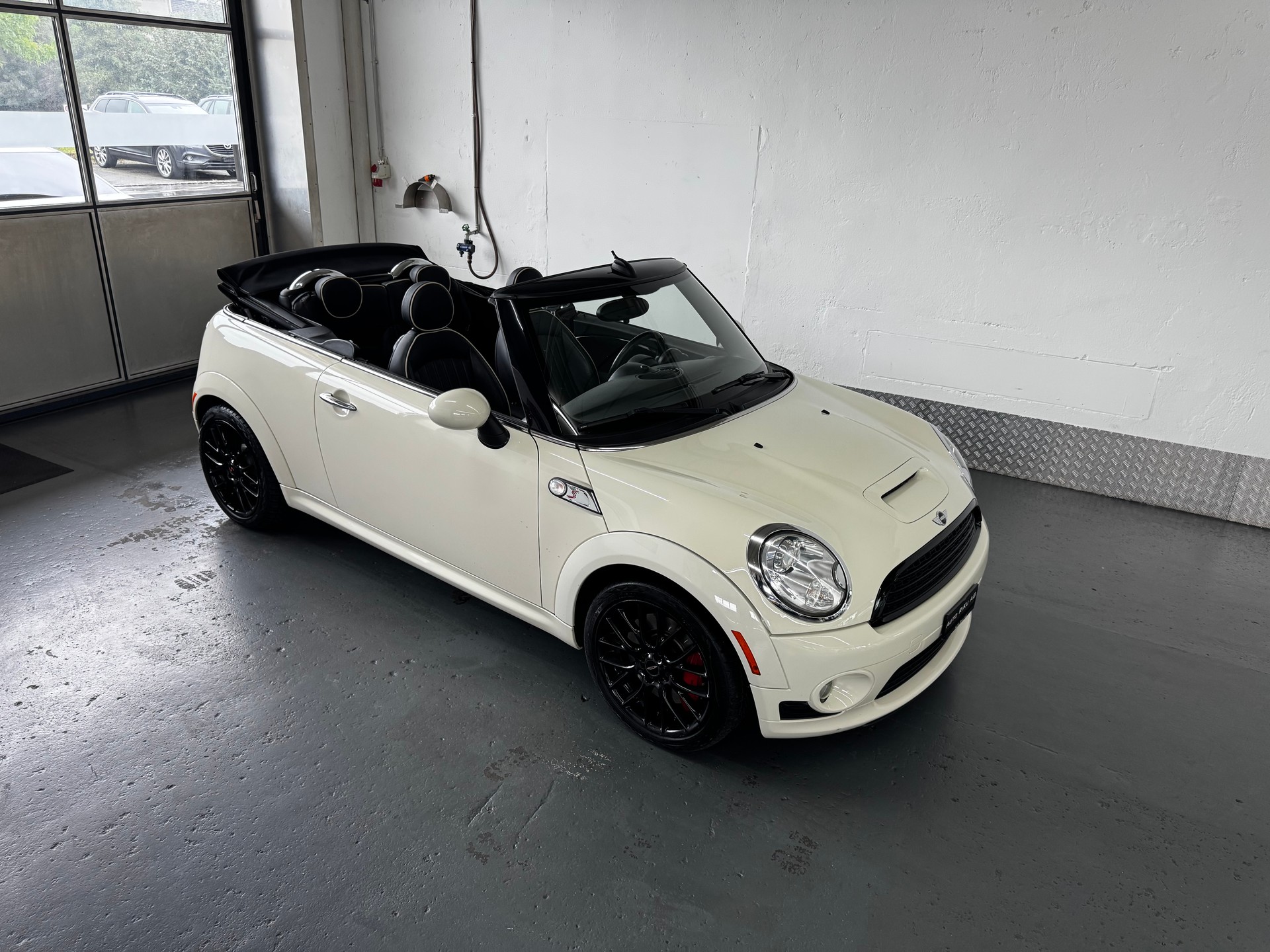 MINI Cooper John Cooper Works Cabriolet-showroom-element-1