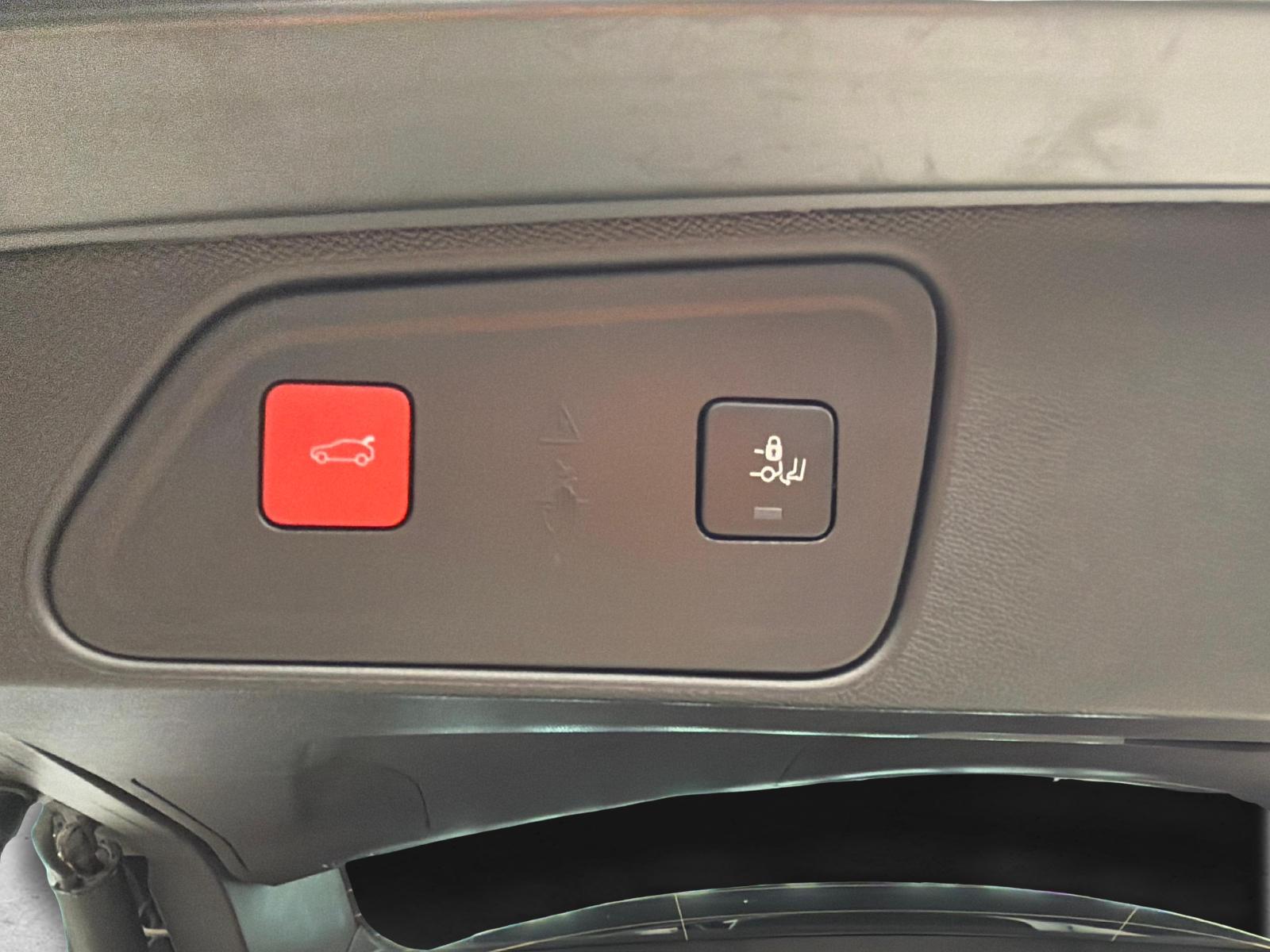 PEUGEOT 3008 1.6 Plug-in Hybrid4 GT-image-13