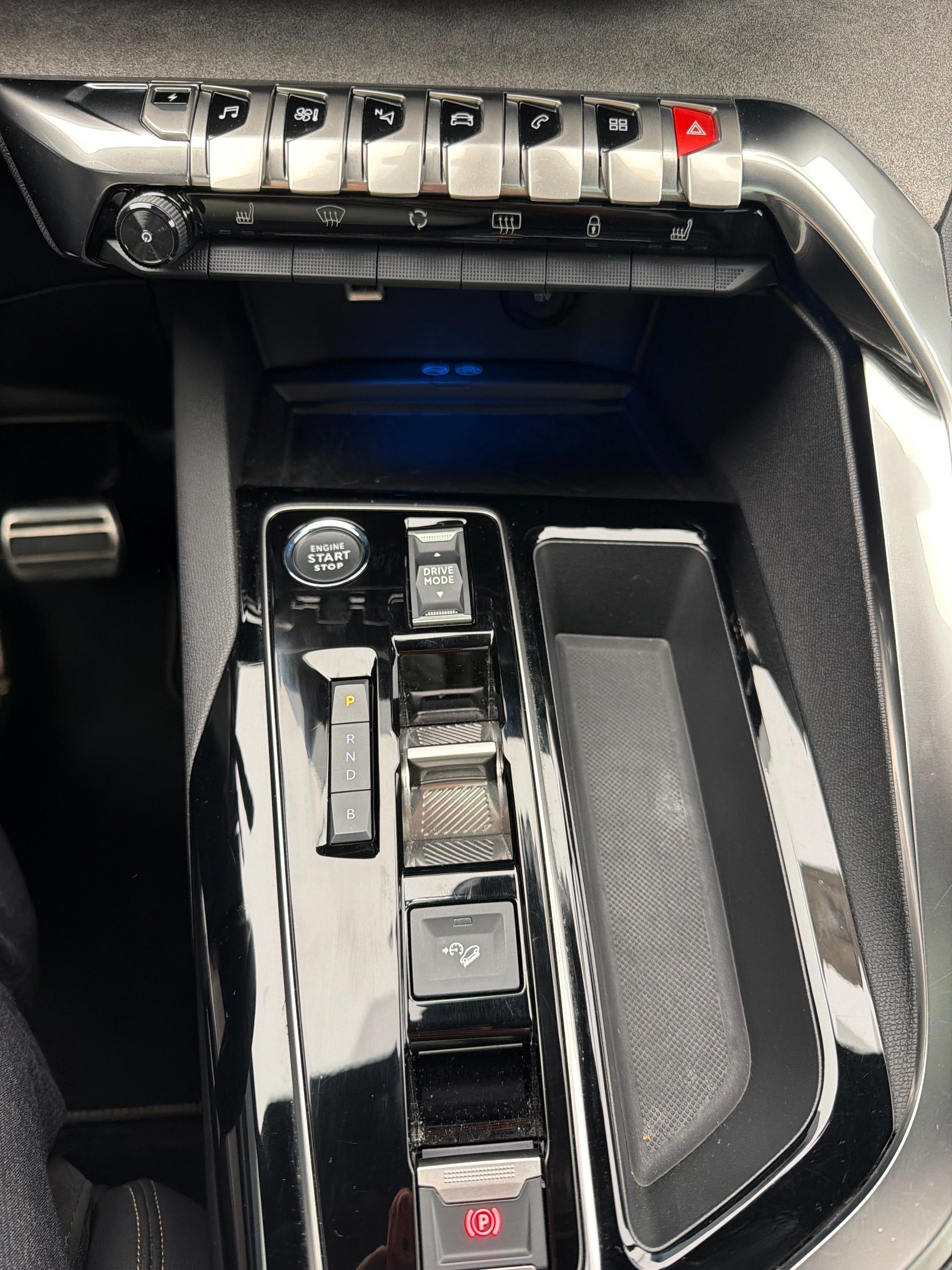 PEUGEOT 3008 1.6 Plug-in Hybrid4 GT-image-18