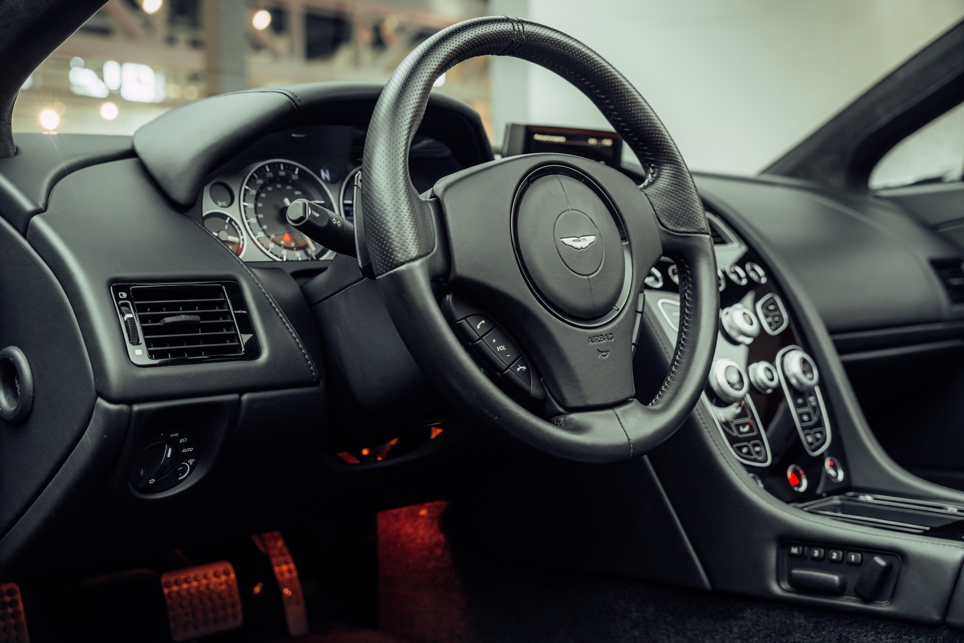 ASTON MARTIN V12 Vantage 5.9 S-image-10
