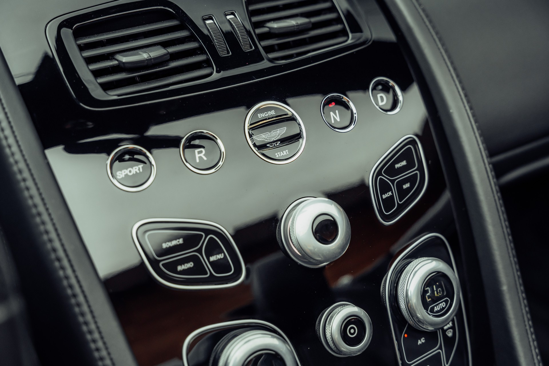 ASTON MARTIN V12 Vantage 5.9 S-image-14