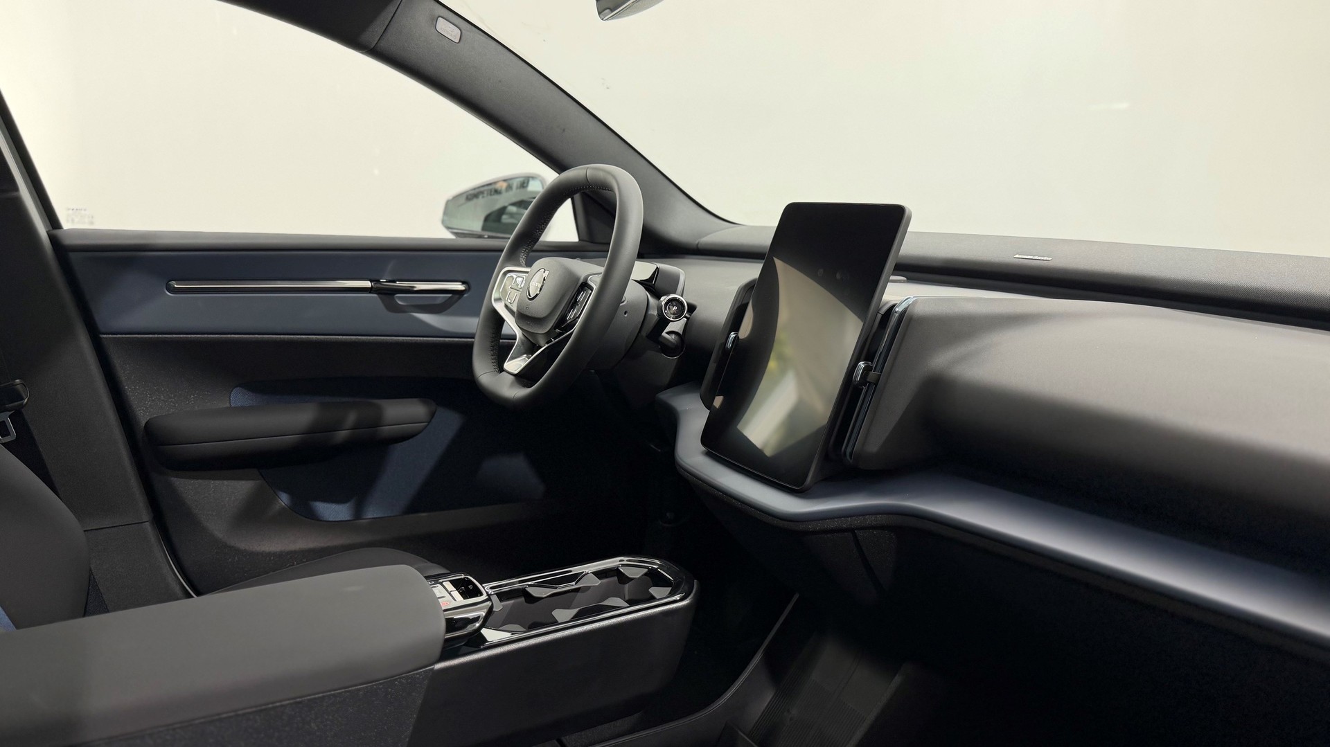 VOLVO EX 30 P8 Ultra XCENTRIC Black E-showroom-element-3