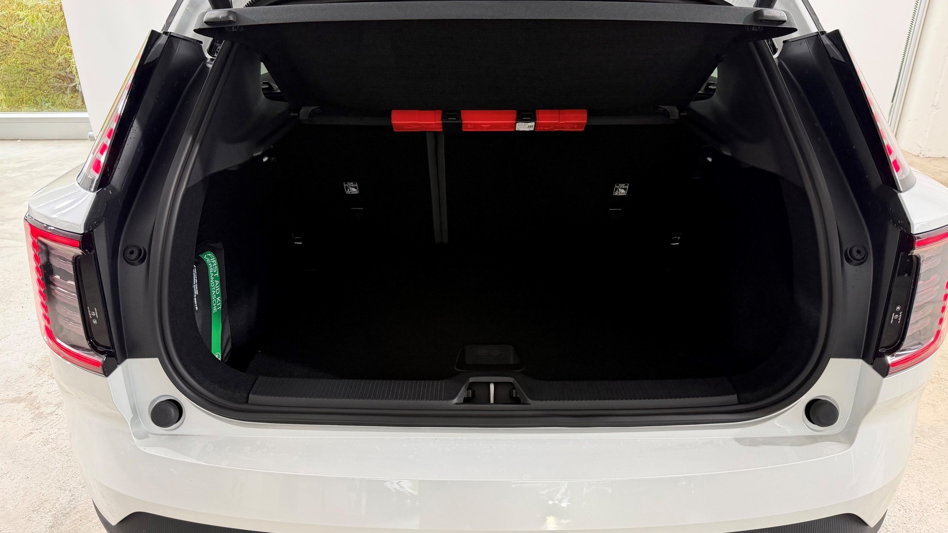 VOLVO EX 30 P8 Ultra XCENTRIC Black E-image-11