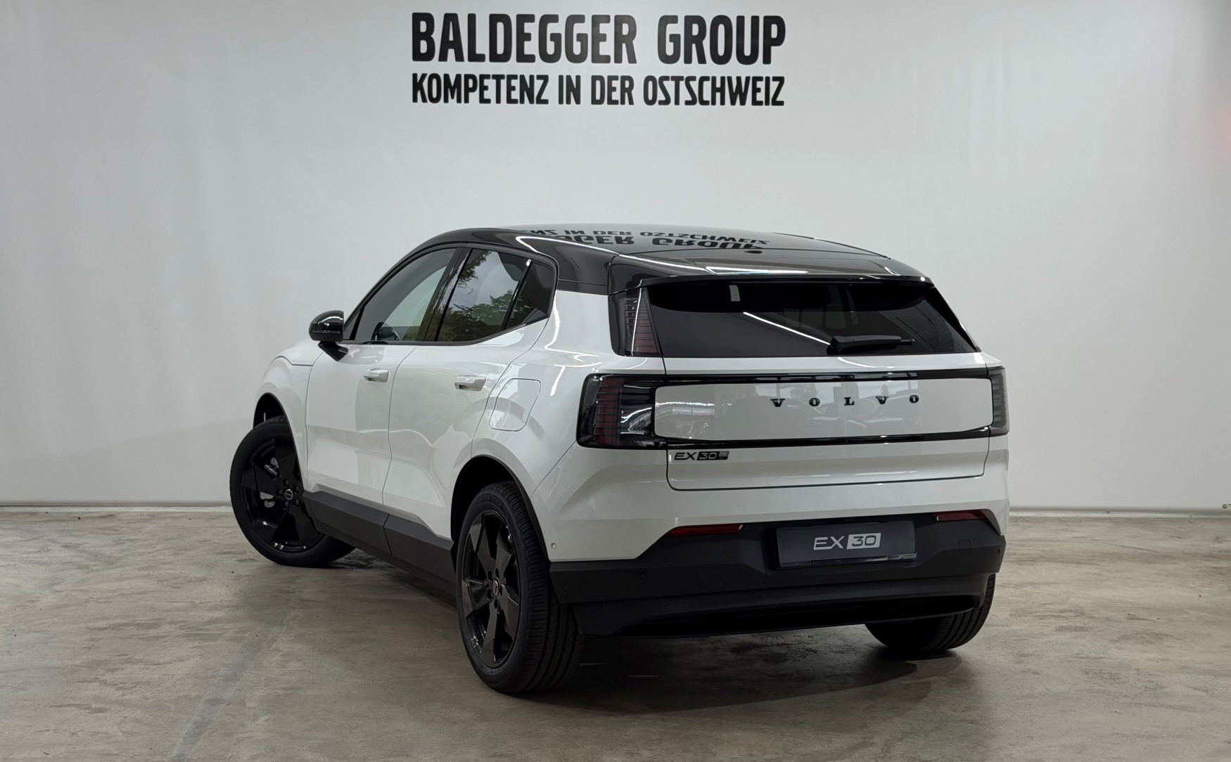VOLVO EX 30 P8 Ultra XCENTRIC Black E-showroom-element-1