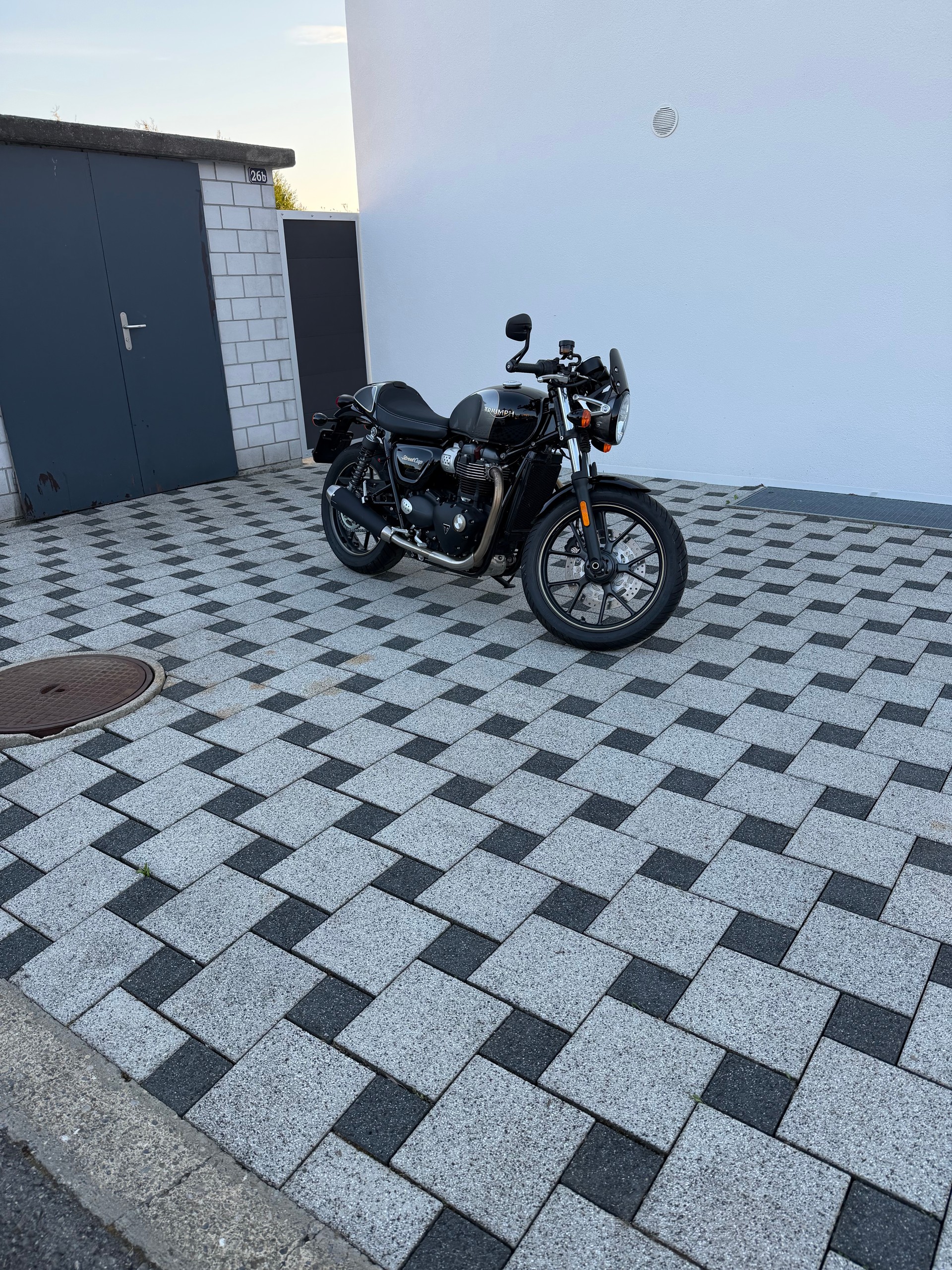TRIUMPH Bonneville 900 Street Cup ABS-image-1