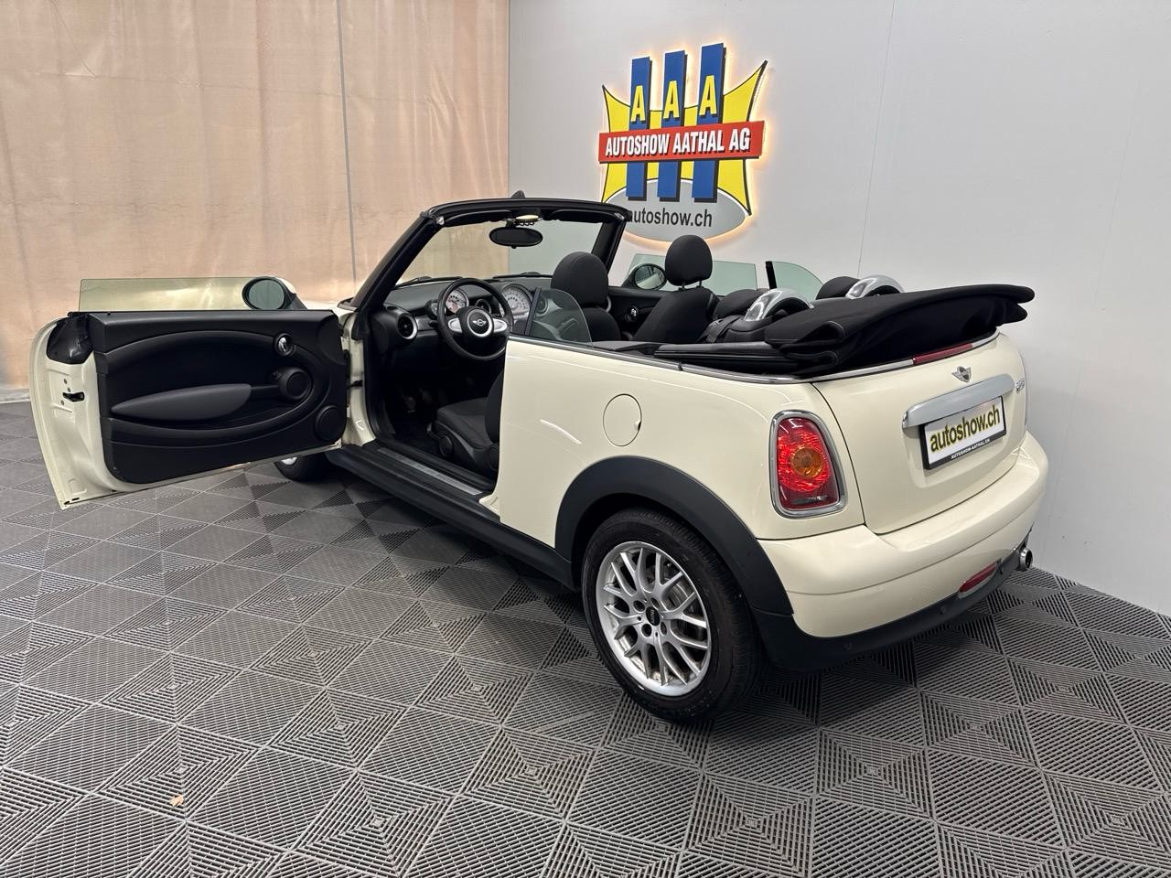 MINI Cooper Cabriolet-image-4