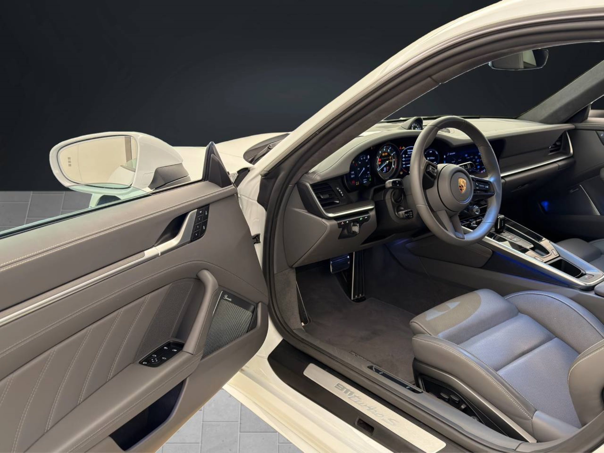 PORSCHE 911 Turbo S-showroom-element-3