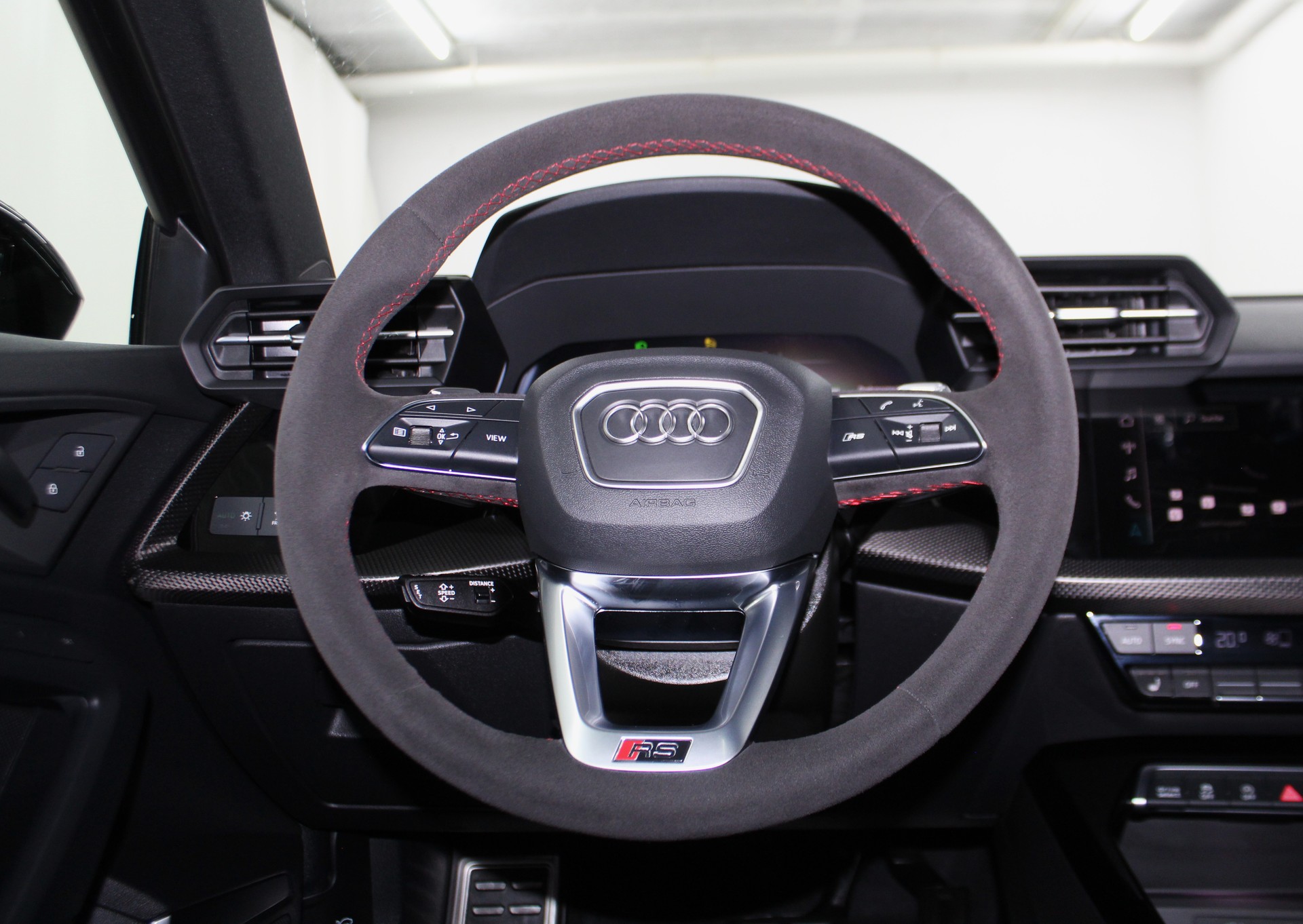 AUDI RS3 Sportback 2.5 TSI quattro S-tronic RS-Designpaket rot / Keramikbremsanlage / CH-Fahrzeug-image-13