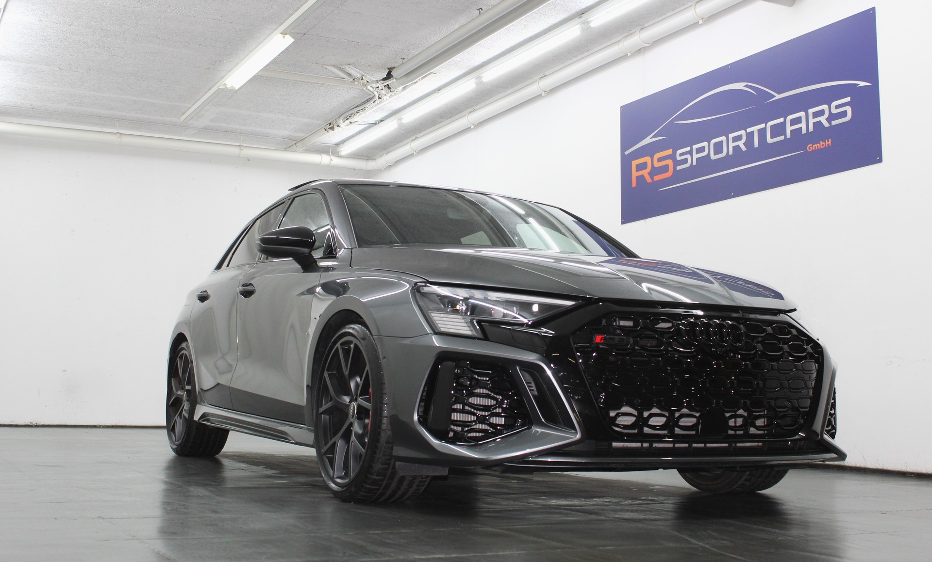 AUDI RS3 Sportback 2.5 TSI quattro S-tronic RS-Designpaket rot / Keramikbremsanlage / CH-Fahrzeug-showroom-element-1