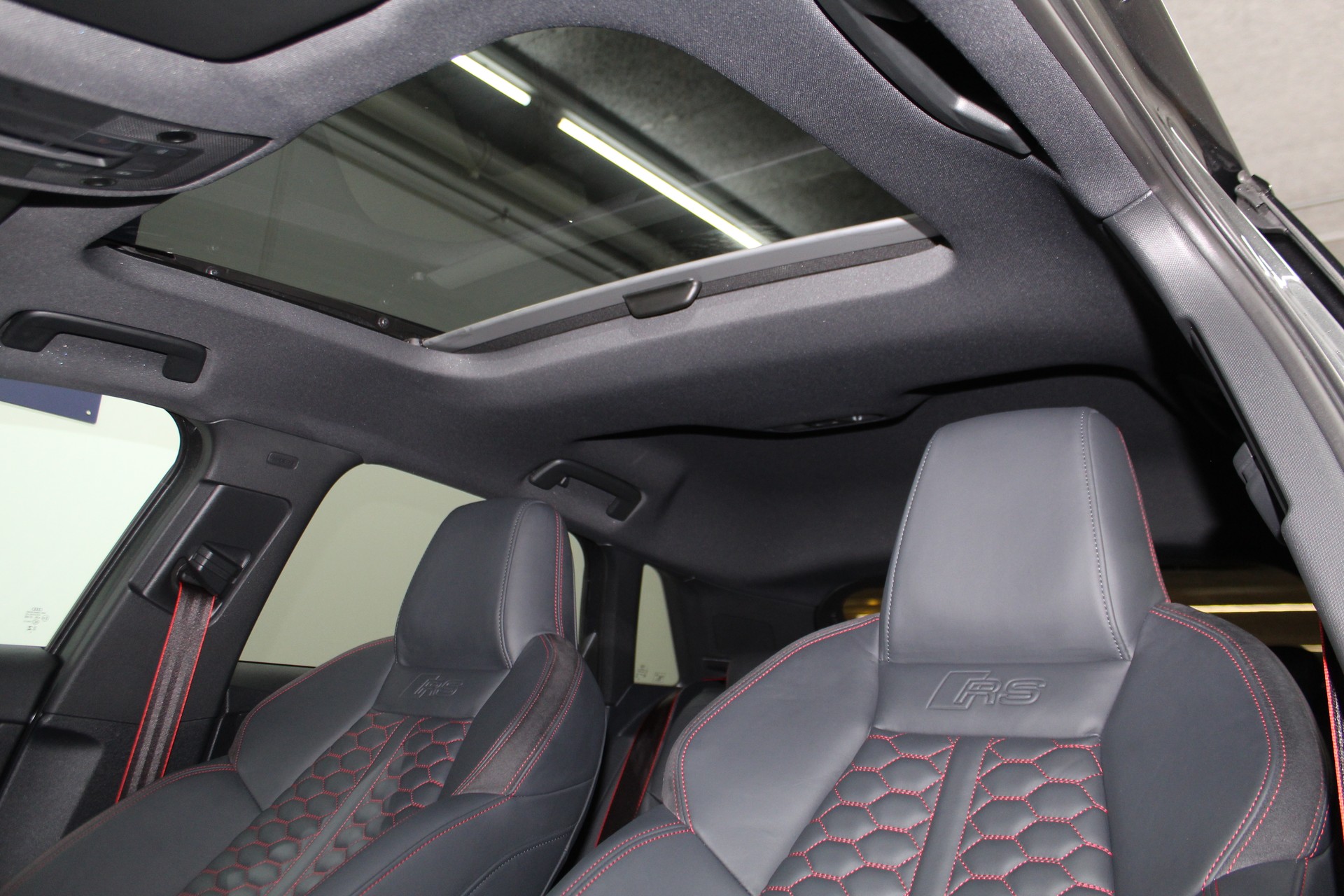 AUDI RS3 Sportback 2.5 TSI quattro S-tronic RS-Designpaket rot / Keramikbremsanlage / CH-Fahrzeug-image-8
