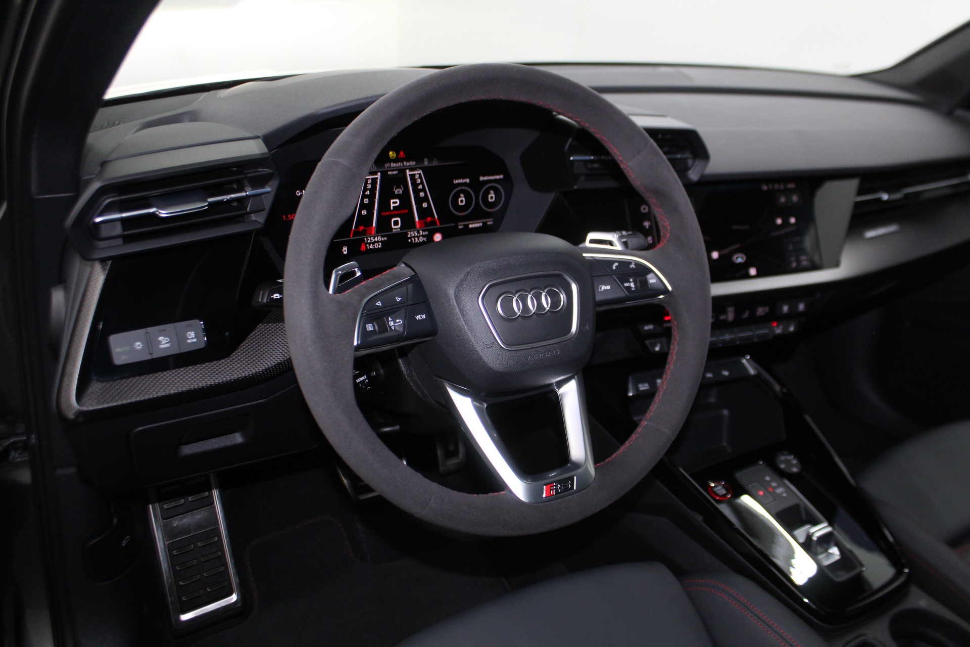 AUDI RS3 Sportback 2.5 TSI quattro S-tronic RS-Designpaket rot / Keramikbremsanlage / CH-Fahrzeug-image-10