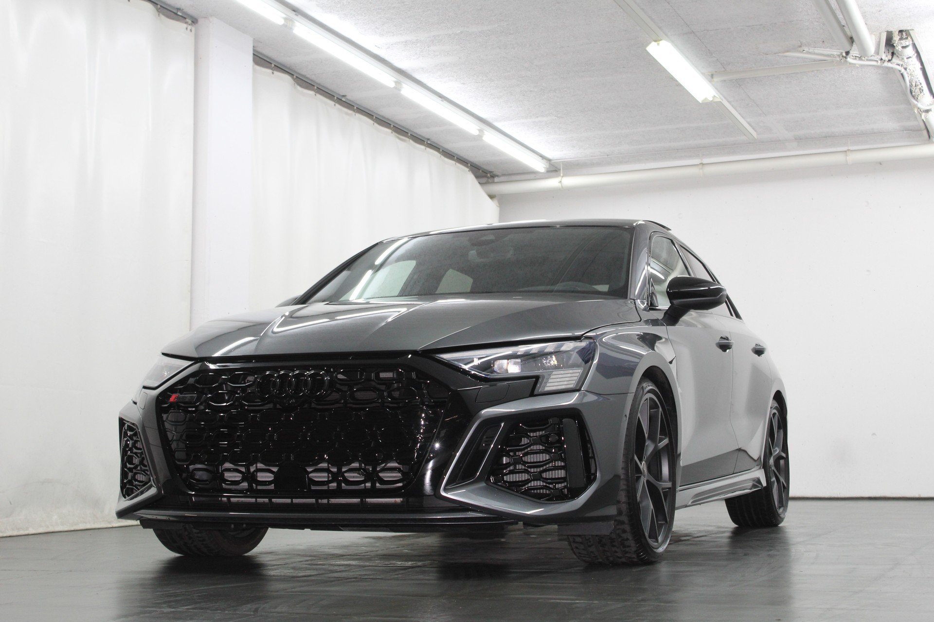AUDI RS3 Sportback 2.5 TSI quattro S-tronic RS-Designpaket rot / Keramikbremsanlage / CH-Fahrzeug-showroom-element-3