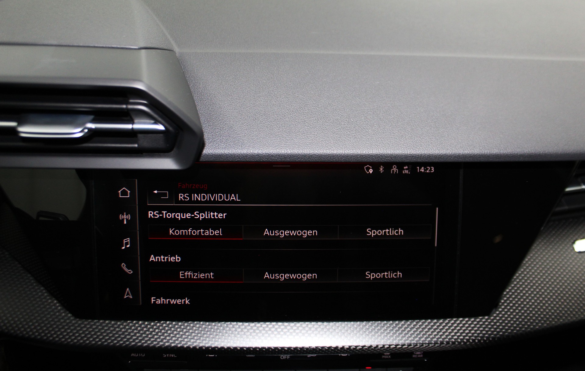 AUDI RS3 Sportback 2.5 TSI quattro S-tronic RS-Designpaket rot / Keramikbremsanlage / CH-Fahrzeug-image-24