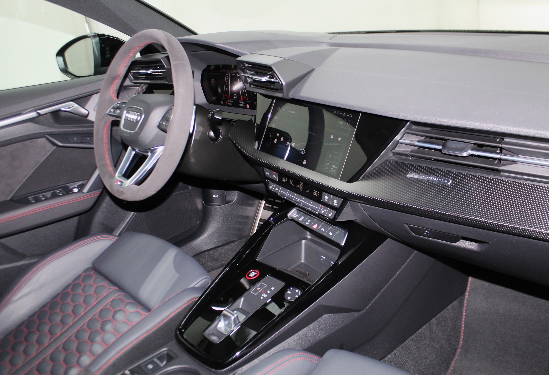 AUDI RS3 Sportback 2.5 TSI quattro S-tronic RS-Designpaket rot / Keramikbremsanlage / CH-Fahrzeug-image-11