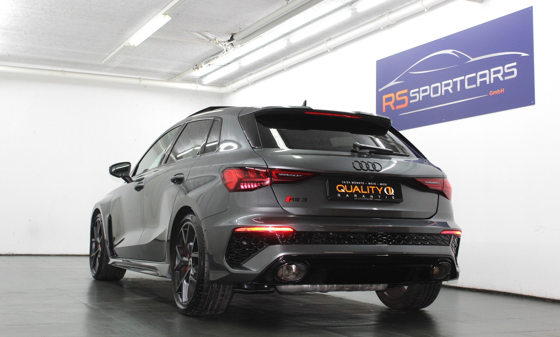 AUDI RS3 Sportback 2.5 TSI quattro S-tronic RS-Designpaket rot / Keramikbremsanlage / CH-Fahrzeug-image-4