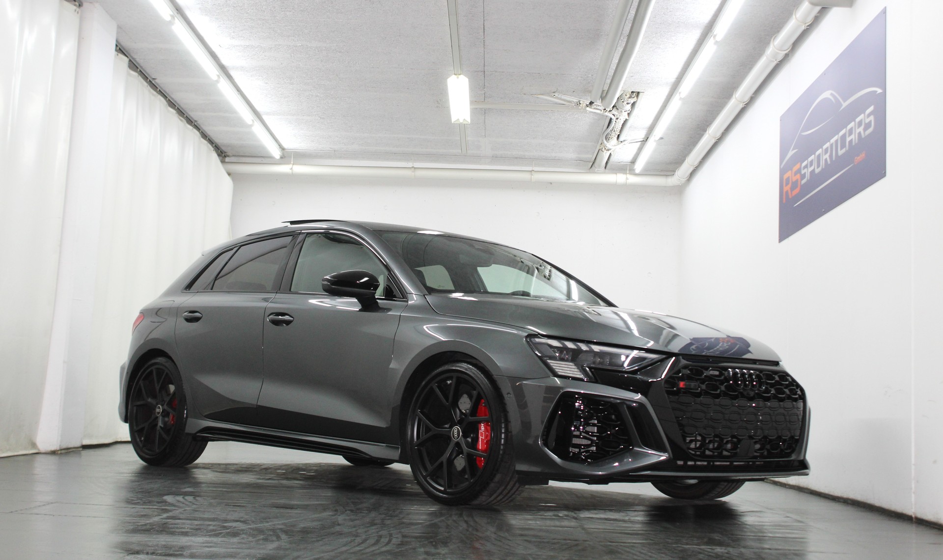 AUDI RS3 Sportback 2.5 TSI quattro S-tronic RS-Designpaket rot / Keramikbremsanlage / CH-Fahrzeug